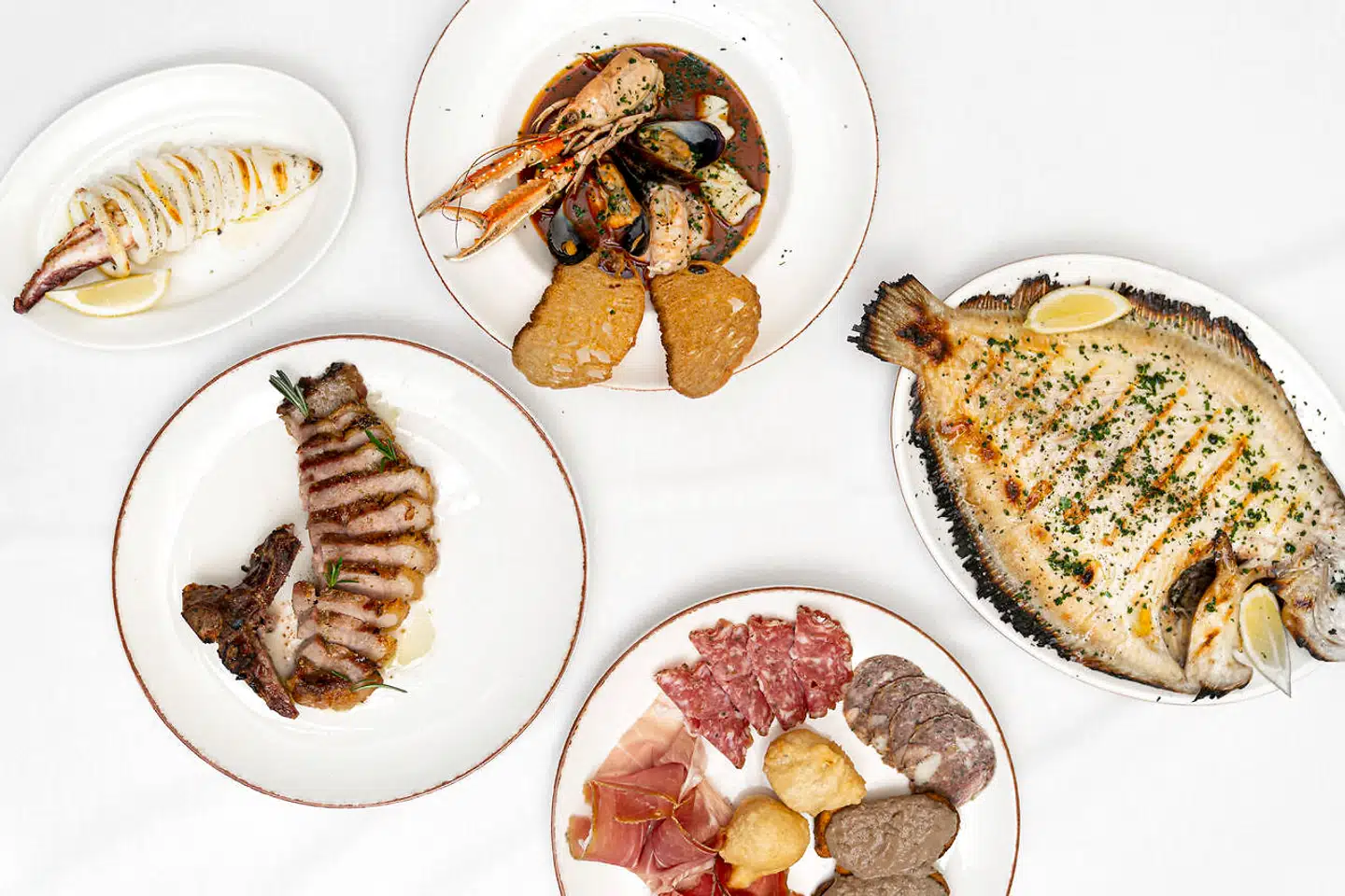 Calamari grigliati, antipasto toscano, cacciucco, grillet slethvar og svinekotelet.