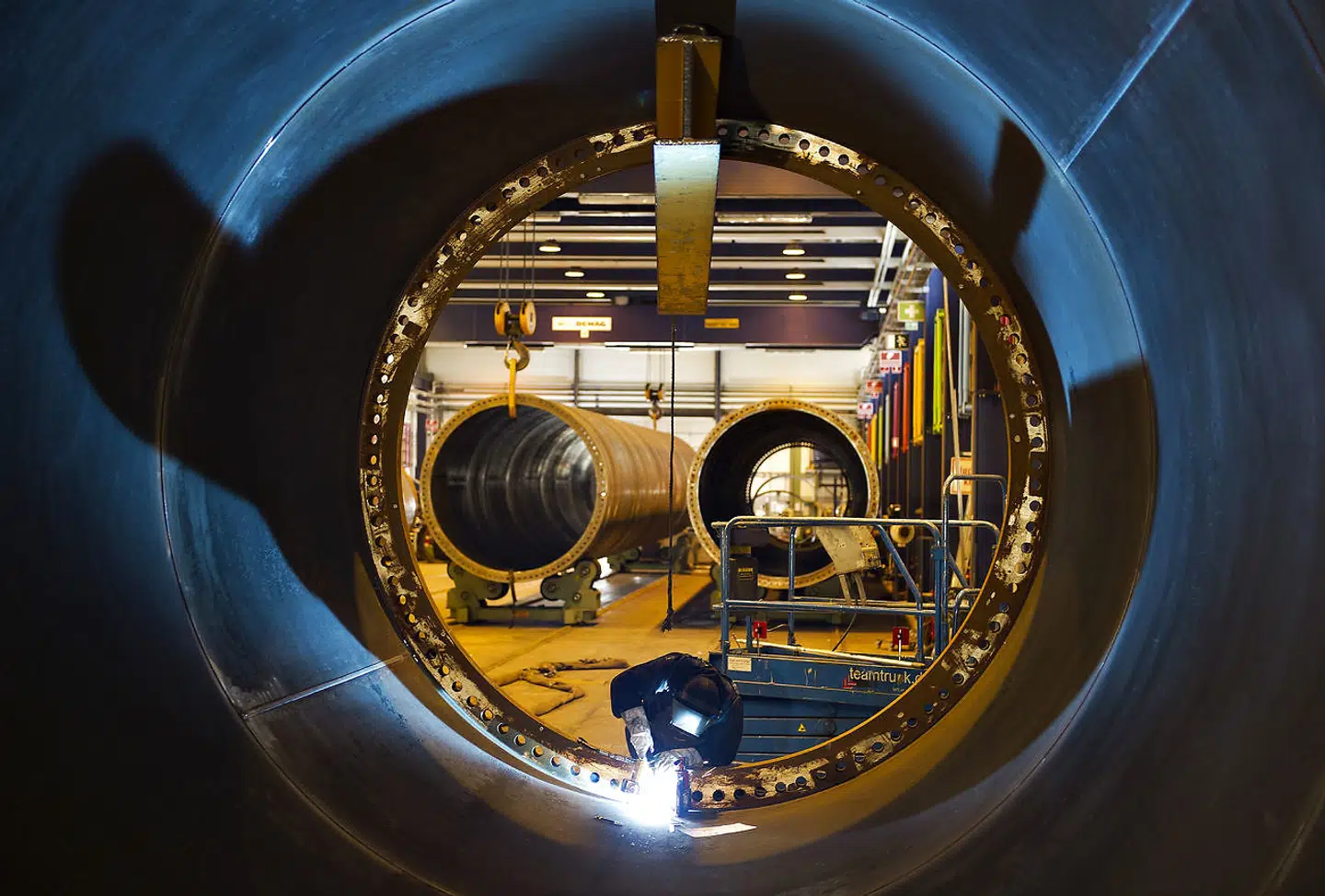 Arbejdsmarkedet er brandvarmt, og der er masser af gang i de danske virksomheder, hvor manglen på arbejdskraft tager til i styrke. Når regeringen forhandler finanslov for næste år, bør dette være det afgørende at erindre – og det skal veje tungere end faren fra den ny coronavariant, omikron, mener økonom.