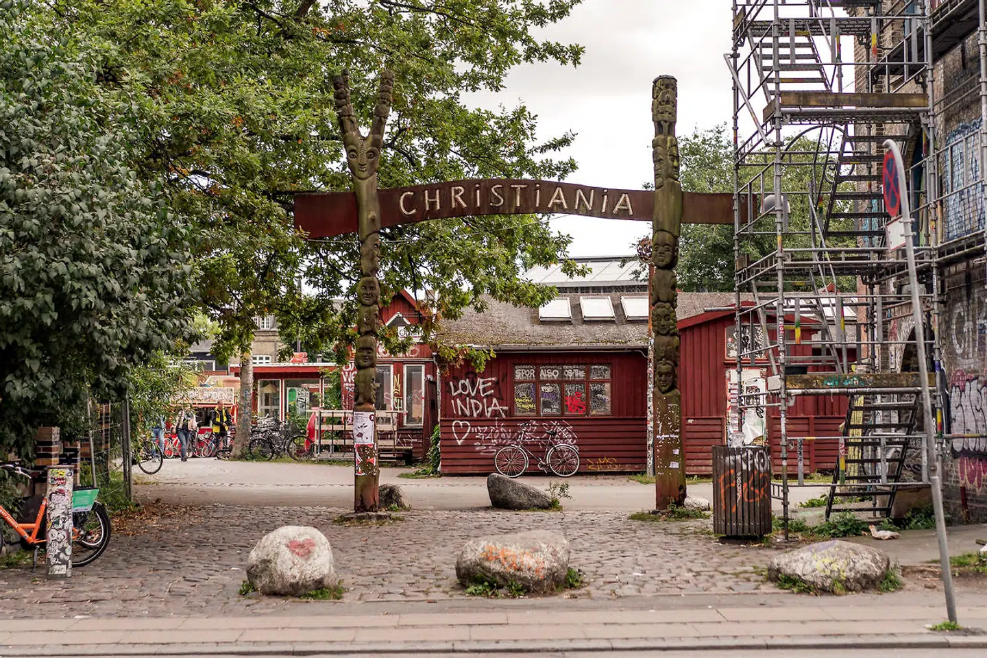 Regeringen vil opføre op mod 200 almene boliger på Christiania og åbne området for helt andre bosættere end de traditionelle christianitter.