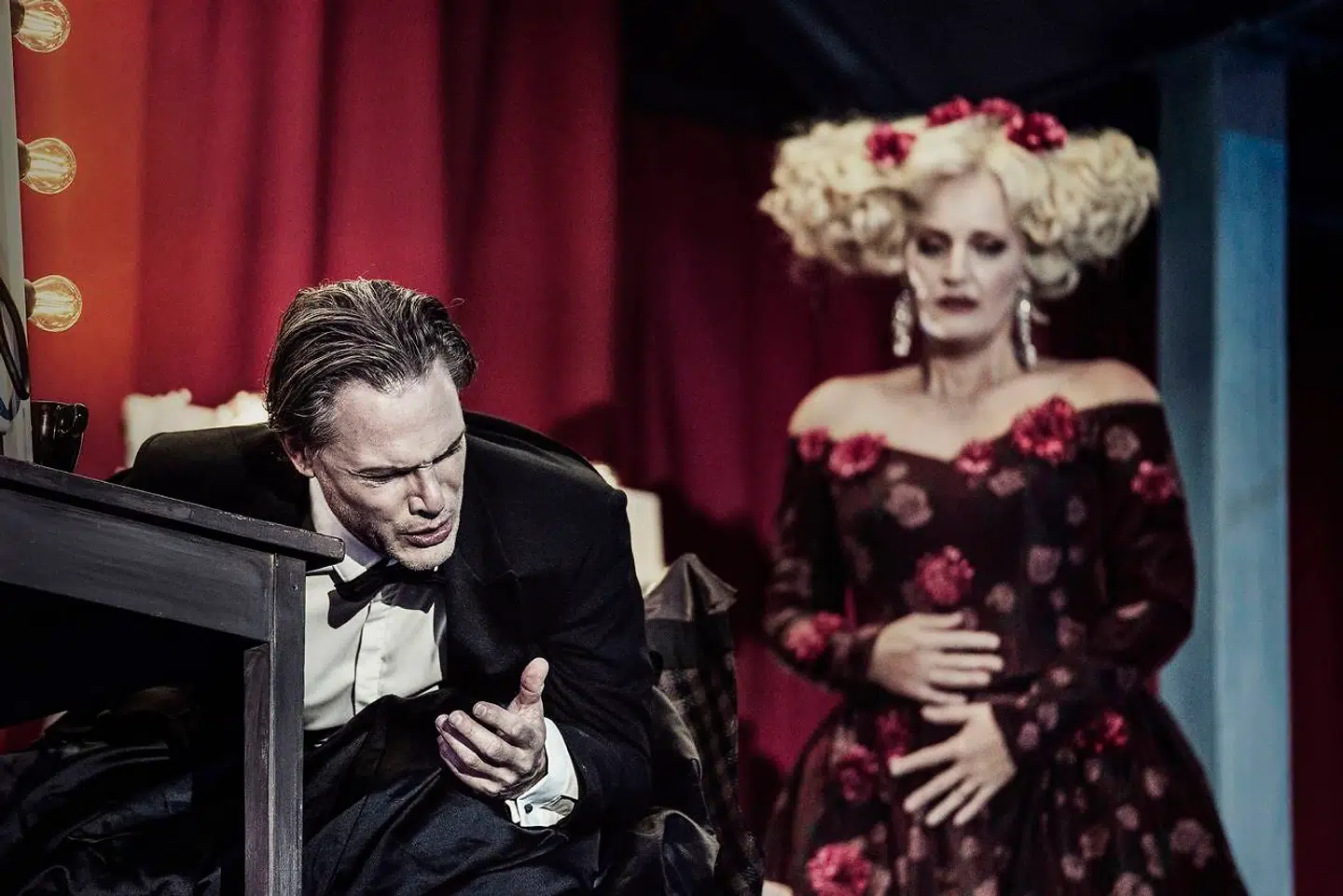 En mand i krise: Grev Danilo (Palle Knudsen) og den glade enke Hanna Glawari (Gisela Stille).