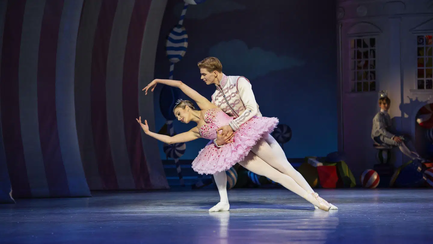 Caroline Baldwin som Sukkerfeen sammen med sin Kavaler, Gregory Dean, i Balanchines »Nøddeknækkeren«. Foto: Henrik Stenberg