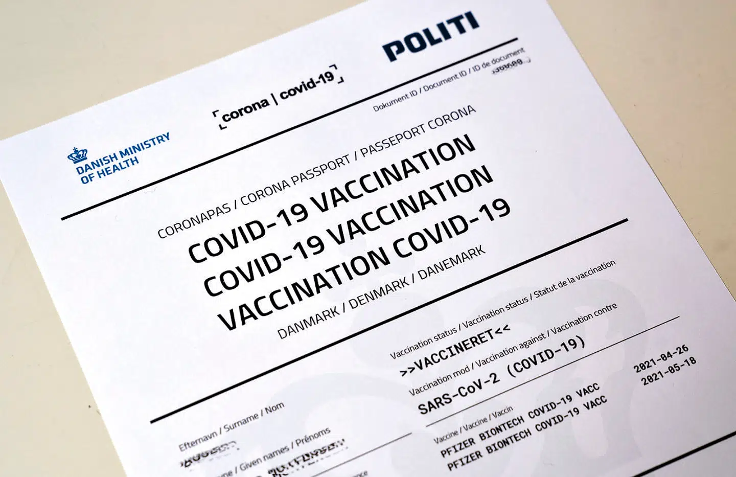 Flere dokumenter godkendes som gyldigt coronapas. En af de dokumenter er det europæiske coronapas, der beviser, at man er vaccineret. Det europæiske coronapas ses på billedet.