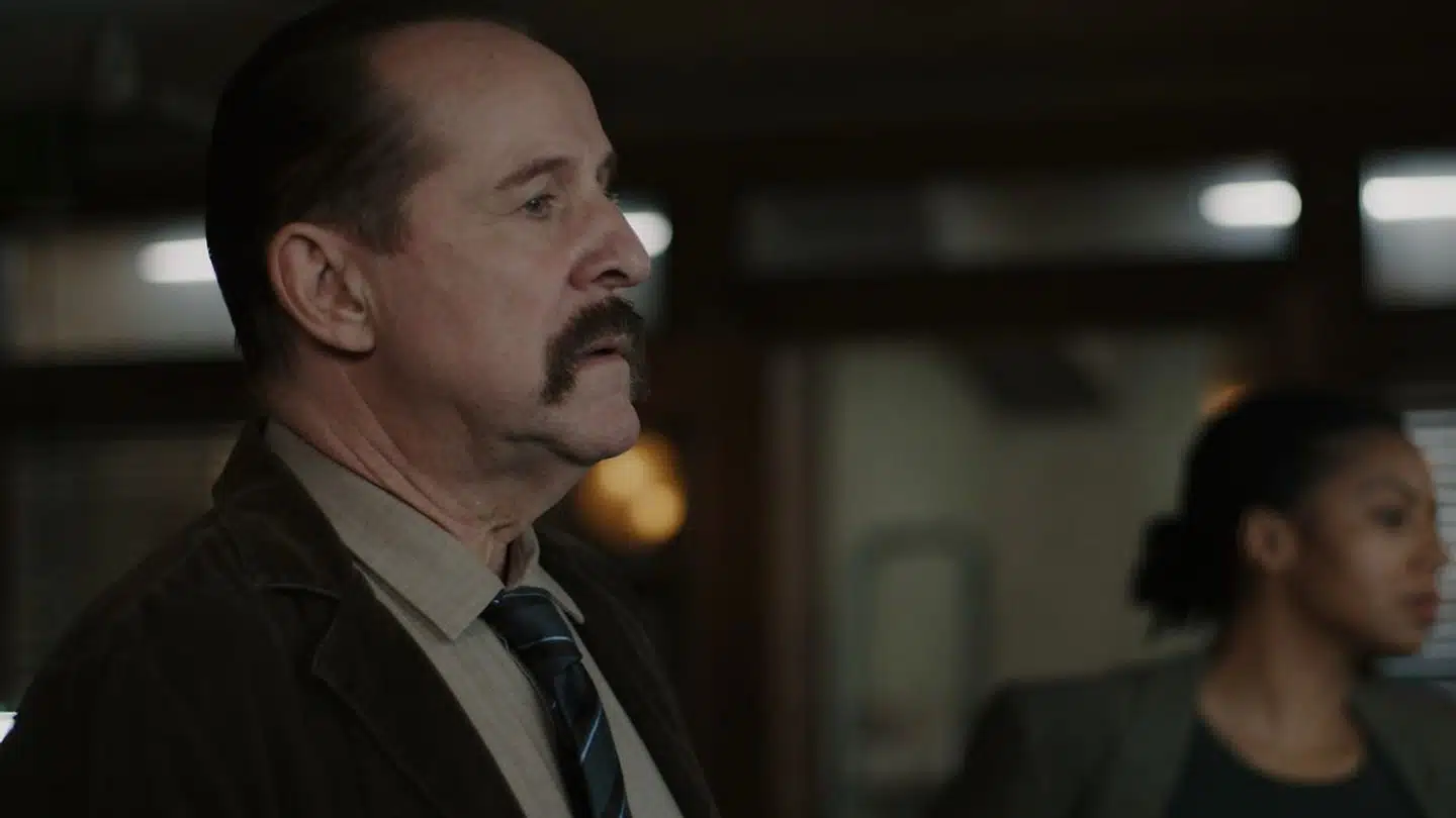 Veteranen Peter Stormare spiller politichef, hvis primære funktioner at sige: »Det kommer aldrig til at ske!«, hvorefter tingen alligevel sker.