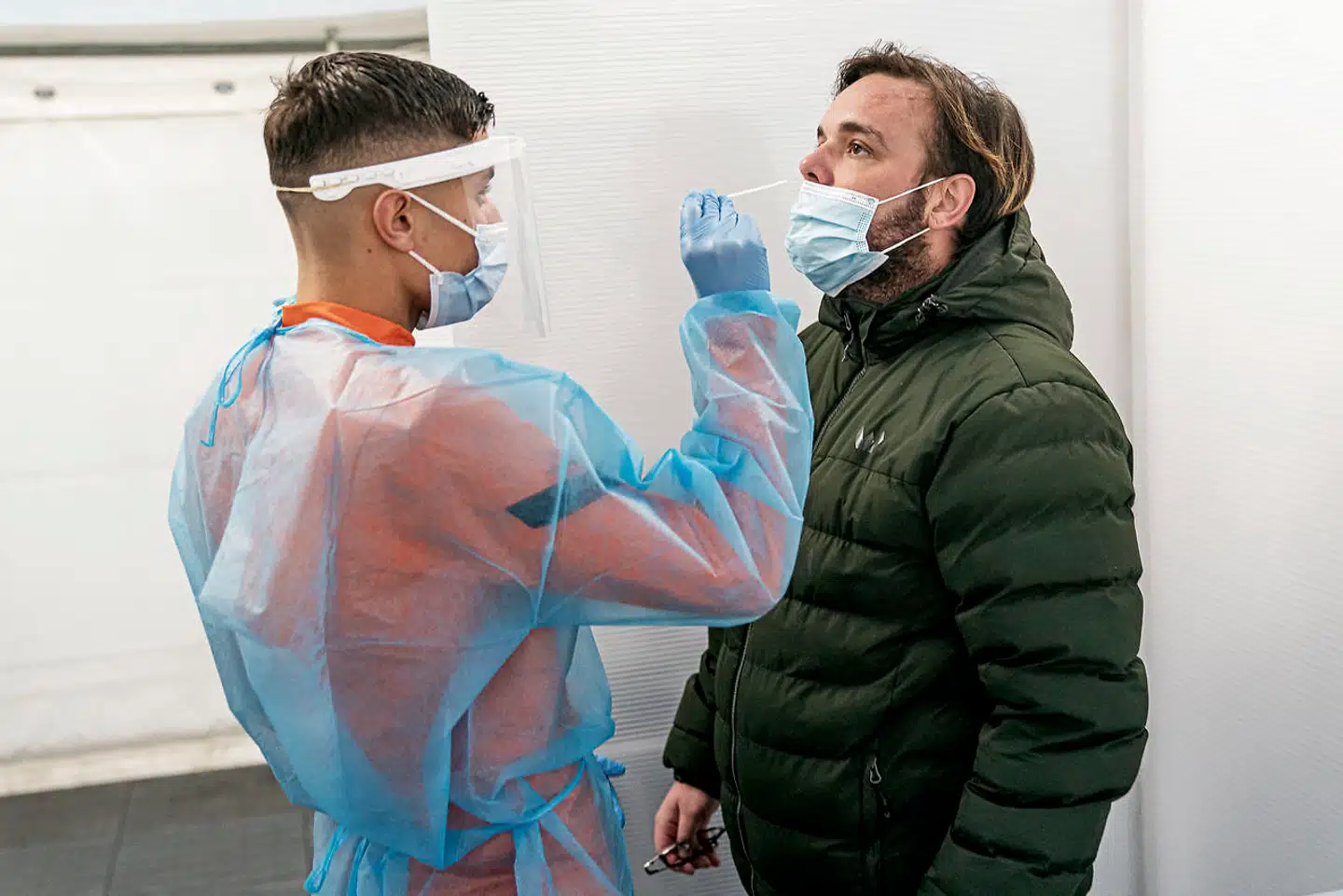 Der er igen fuld gang i coronatest af danskerne. Den seneste smittestigning og potentielle risici forbundet med nye mutationer minder os om, at pandemien ikke er et helt overstået kapitel endnu. Det kan være med til at påvirke opsvinget i den danske økonomi. Det påpeger cheføkonom i Arbejdernes Landsbank Jeppe Juul Borre.