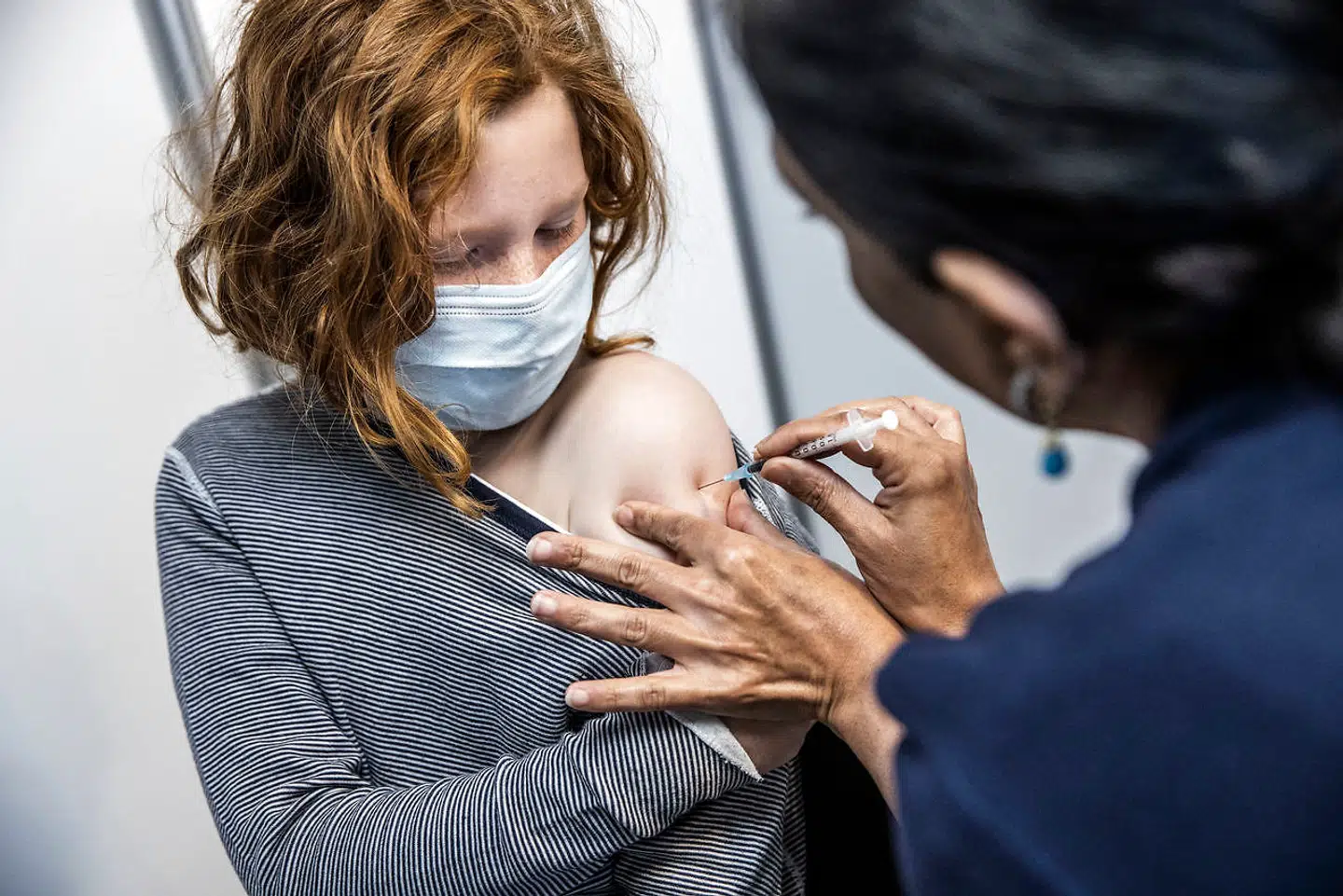 Tiårige Mathias Clausen modtog sit første vaccinestik mod covid-19 på Amager søndag. Fredag anbefalede Sundhedsstyrelsen at coronavaccinere børn mellem fem og 11 år.