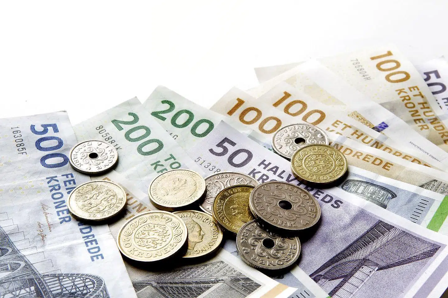 »I dag udsteder Nationalbanken kontanter baseret på en efterspørgselssidemodel, hvor efterspørgslen styrer udstedelsen af penge. Centralbankernes historiske monopol på at trykke penge er ikke blevet diskuteret i de seneste århundreder. Nu er der mulighed for en åben diskussion,« skriver Lars Ohnemus, Jan Damsgaard m.fl. om hvorvidt Danmark skal have sin egen e-krone.