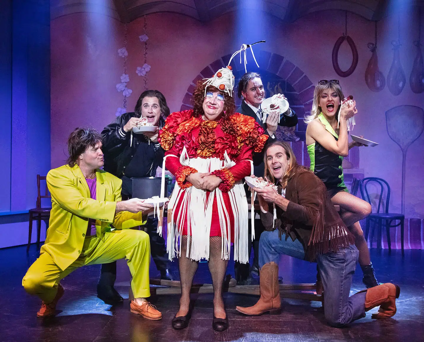 Andrew Jeffers er vidunderlig som indbegrebet af italiensk mama – her i et lille praktisk køkkendress designet af Kirsten Brink. Vivienne McKees Bent van Helsingør from Elsinore er selvfølgelig også med i årets juleforestilling.