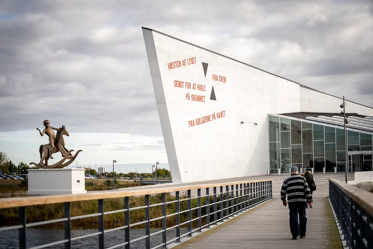 Lederen på Arken Museum for Moderne Kunst i Ishøj fratræder sin stilling 31. marts næste år. Det sker efter anklager om blandt andet psykisk terror og sexisme..