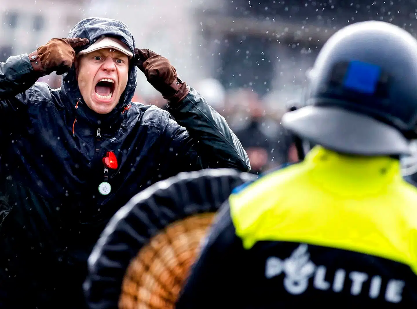 En række europæiske lande har indført nye restriktioner, omfattende brug af vaccinepas og stillet krav om, at hele grupper, for eksempel sundhedspersonale og soldater, skal være vaccineret, hvis de vil beholde deres job. Det har ført til uro og demonstrationer mange steder, for eksempel i Holland, hvor store grupper har gennemført voldelige demonstrationer.