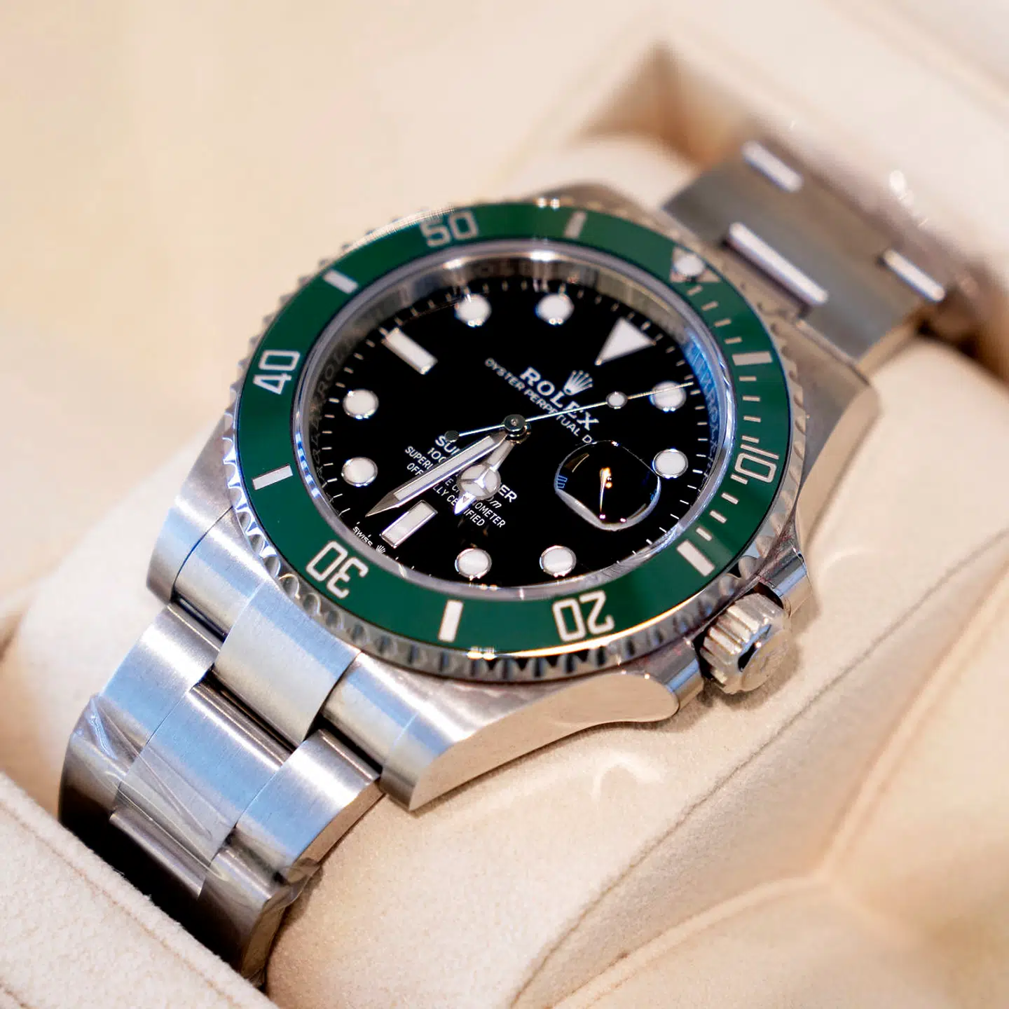 Da fotografen skulle tage et billede af denne Rolex Submariner, der kaldes »Starbucks«, fordi farven ligner farven på kaffekædens logo, måtte uret ikke tages op af kassen, fordi YourWatches ikke kan risikere, at der kommer ridser. Hvis der kommer den mindste ridse, vil uret falde betragteligt i værdi, siger Lasse Holm Pedersen.