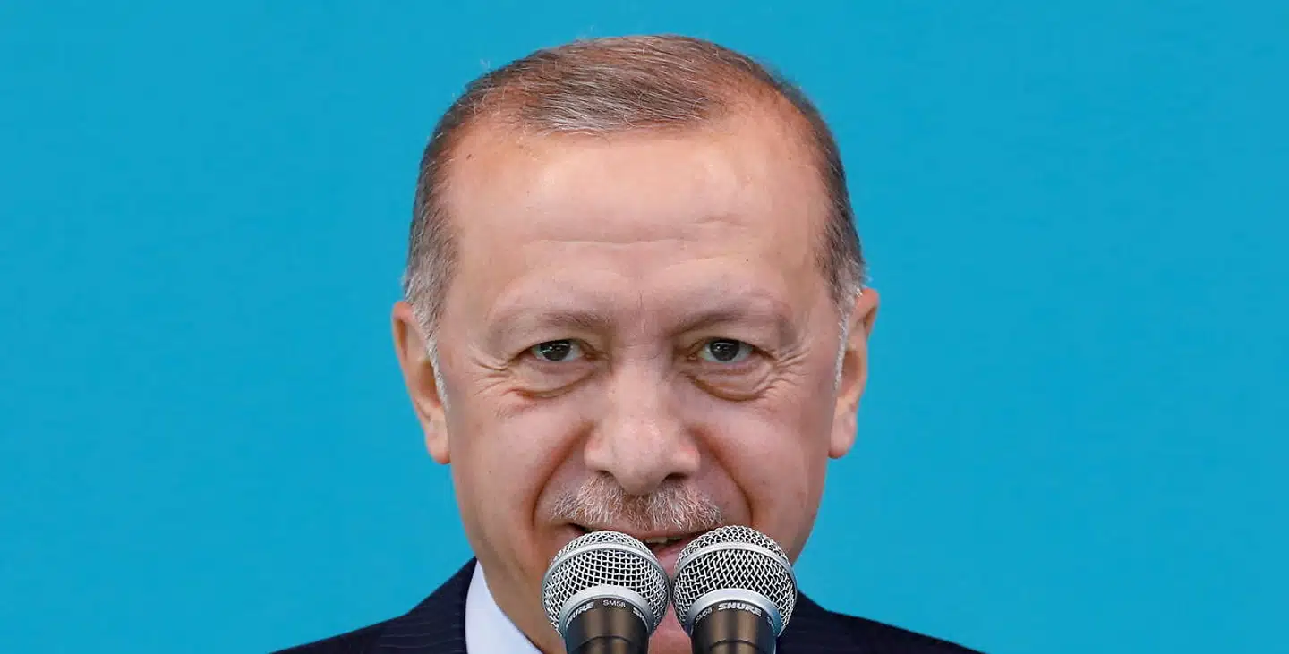 Den tyrkiske præsident, Recep Tayyip Erdogan, har sine helt egne teorier om, hvordan man styrer et lands økonomi. I denne uge førte det til et massivt fald i liraen og galoperende inflation.