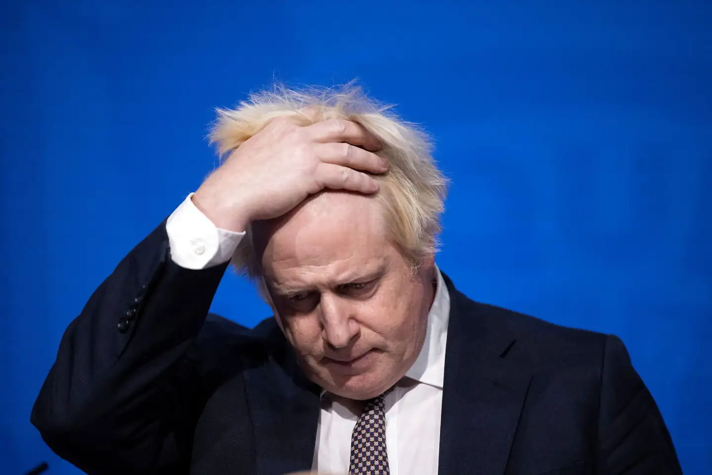 Den nye, meget smitsomme coronavariant, omikron, fik lørdag den britiske premierminister Boris Johnson til at orientere om nye restriktioner. I vanlig, let forvirret stil varslede Johnson strengere karantæneregler, ligesom Storbritannien genindfører mundbindet i offentlig transport og i butikker.
