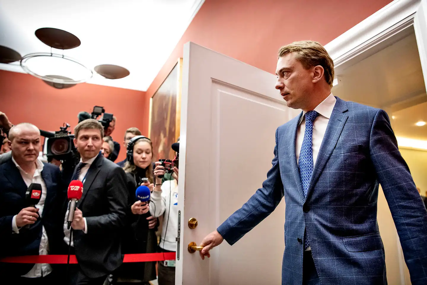 Dansk Folkepartis Morten Messerschmidt forlader gruppemøde på Christiansborg onsdag den 18. november 2021.. (Foto: Nils Meilvang/Ritzau Scanpix)