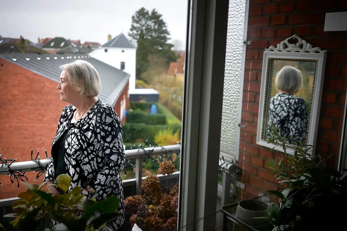 Elin Brodins mand bor på plejehjemmet Lindely efter en blodprop i hjernen. Hun har oplevet, at hendes mand ikke kunne få hjælp til et toiletbesøg før en køretur. Der var »for travlt,« lød det.