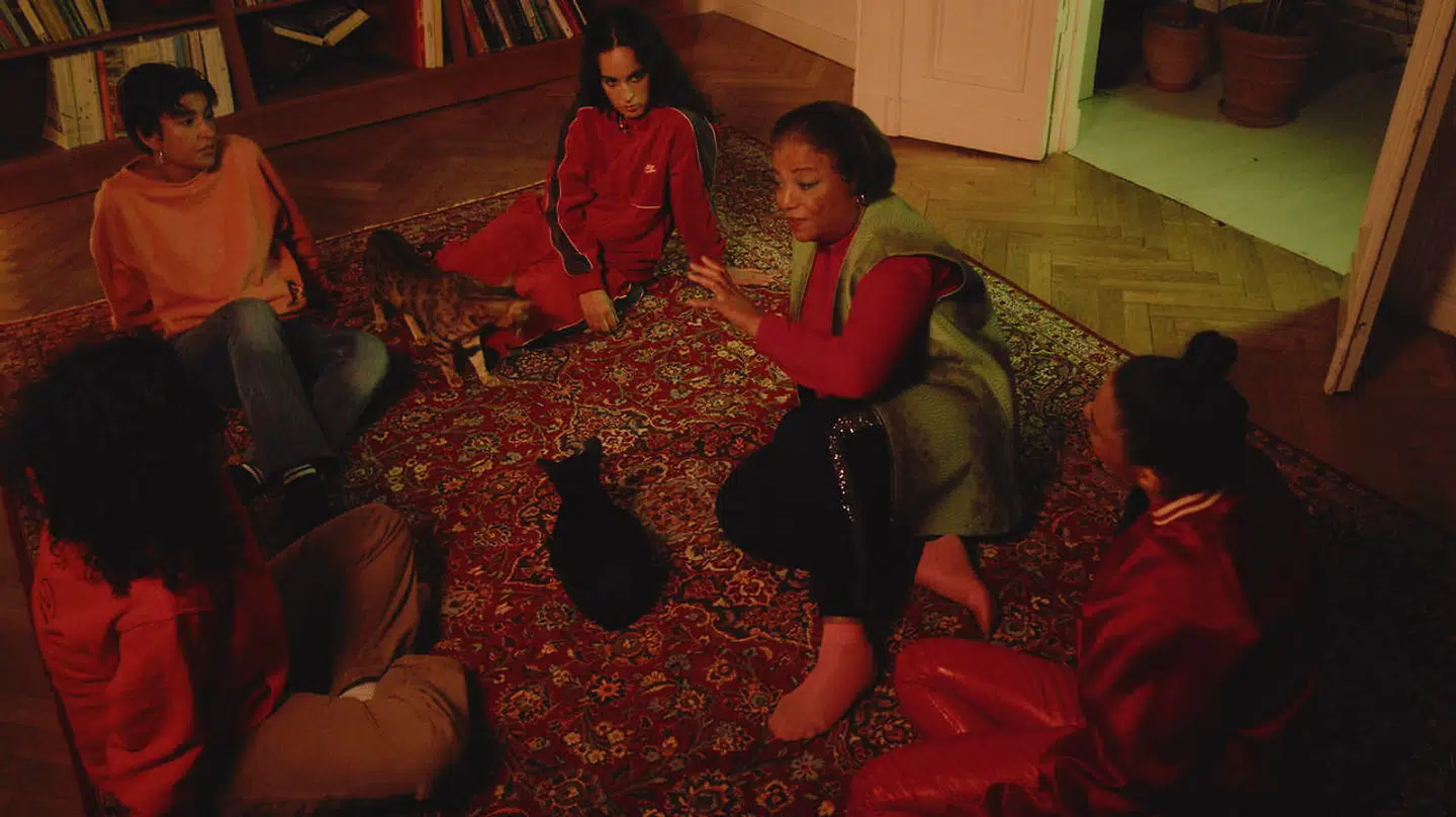 »Jeg vil gerne vil have, at man udraderer den der idé om white supremacy – mange af de store ideer som binær tænkning og kapitalisme, som vores samfund er bygget på. Så når jeg skriver »Some ideas have to die« på et banner på O-Overgadens facade, prøver jeg at være radikal og sige, at der er nogle steder, hvor vi skal starte helt forfra. Hvor vi ikke hele tiden bare skal reformere,« siger Dina El Kaisy Friemuth. Stillfoto fra videoen »House of KA«.