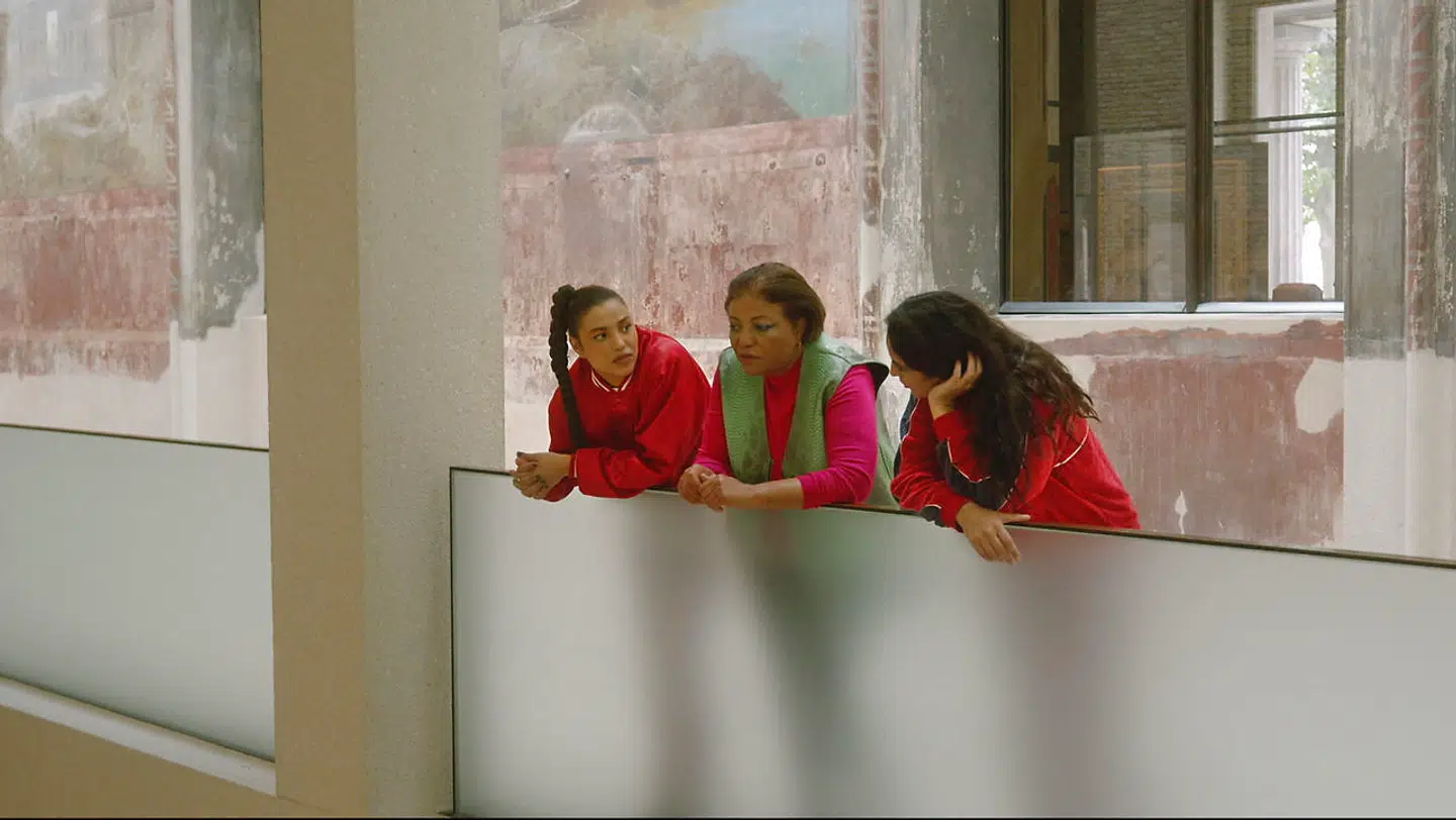 Dina El Kaisy Friemuth arbejder med absolutter i sin kunstpraksis, som »Some ideas have to die« og »SOUL – they just stole it«. Man kan godt blive i tvivl om, hvorvidt man skal i dialog, lytte eller belæres af værket. Stillfoto fra videoen »House of KA«.