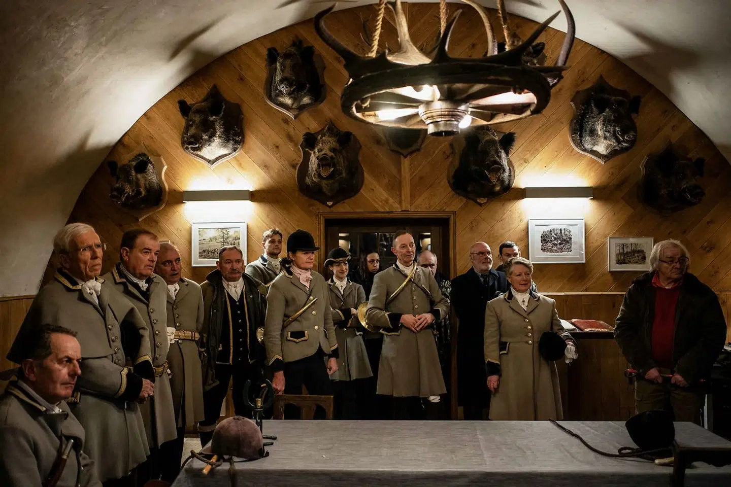 Et jagtselskab fra de højere samfundsklasser deltager i en ceremoni, før det går løs. Men selvom de fleste jægere stemmer til højre, er smagen for den populære fritidsinteresse ikke nødvendigvis et spørgsmål om ideologi.