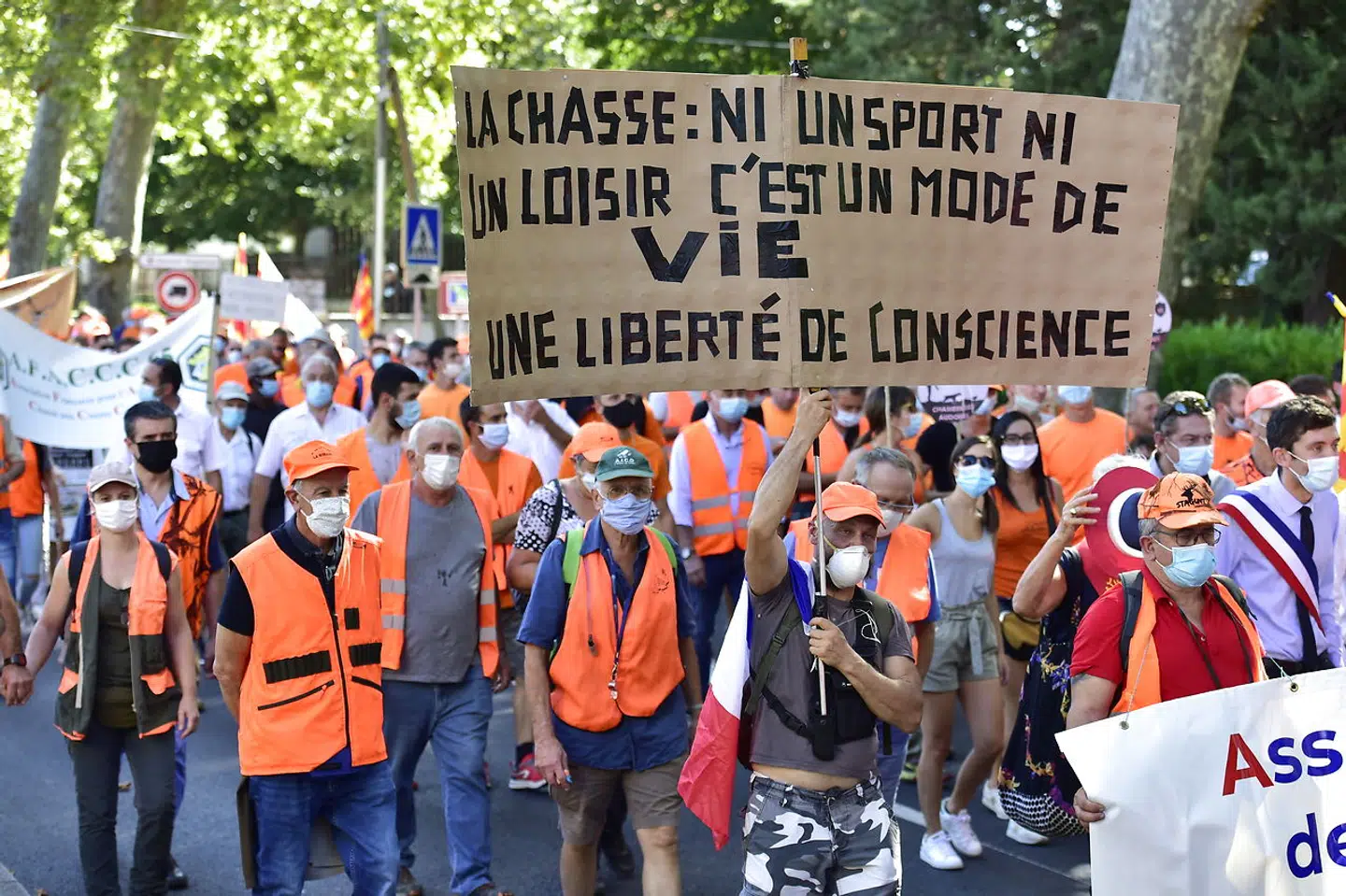 Jægere i den sydfranske by Prades protesterer mod forsøget på at forbyde visse former for jagt. »Jagt er hverken en sport eller en fritidsbeskæftigelse. Det er en livsform,« står der på deres banner.