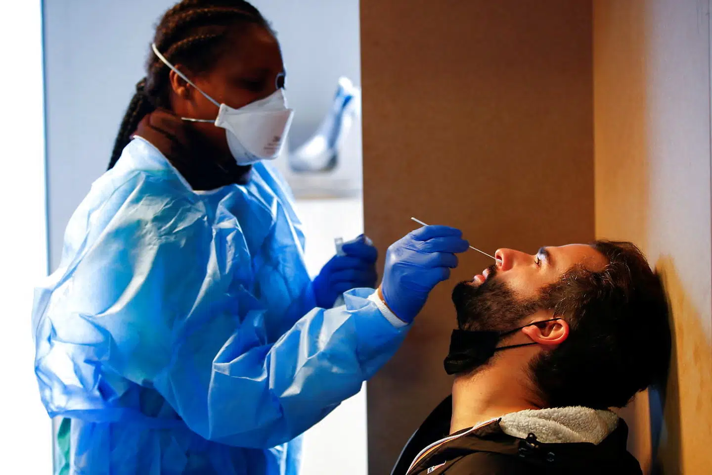 En sundhedsmedarbejder tester lørdag morgen løs i Bruxelles. I går blev der fundet et tilfælde af coronavarianten omikron i Belgien.