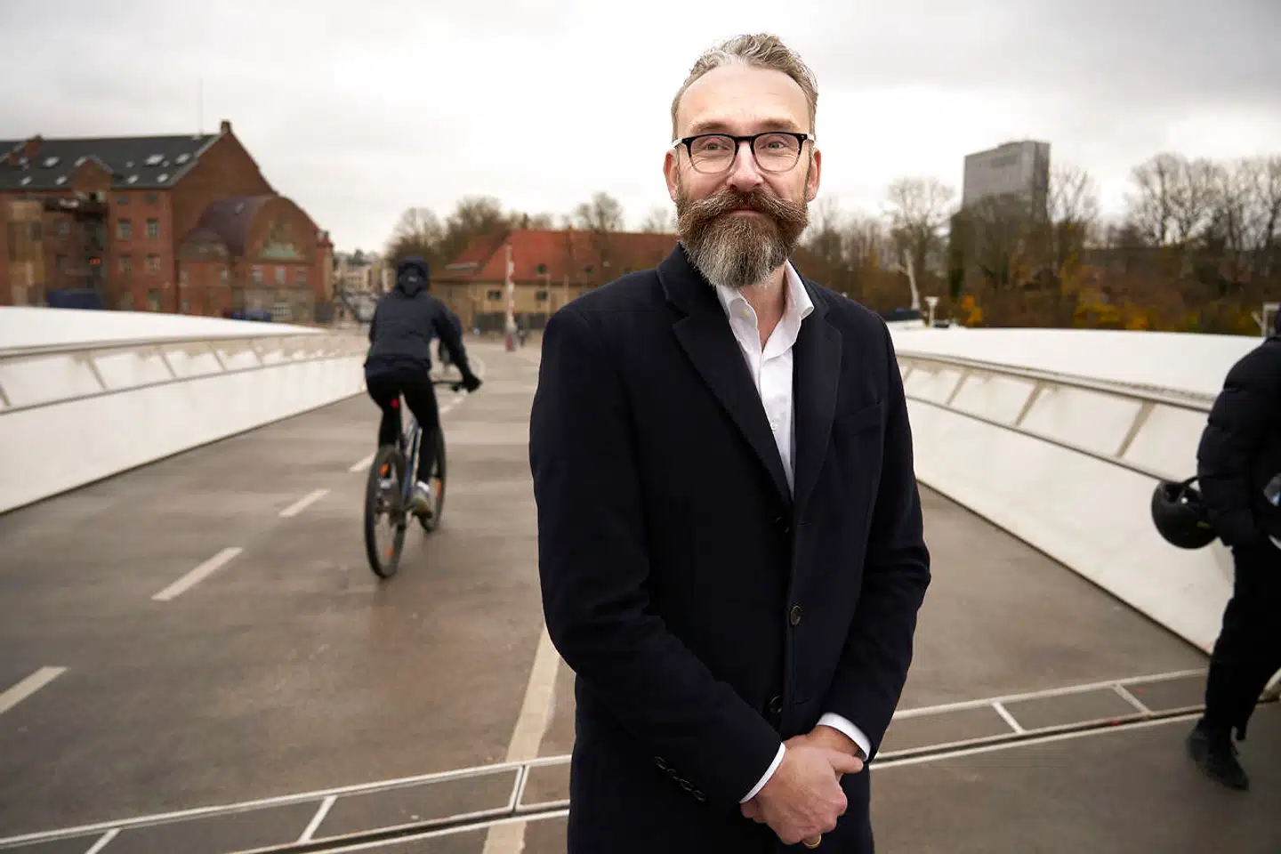 Lille Langebro ligger på Ole Birk Olesens rute rundt i havnen, hvor han lufter sig selv og hunden og nyder, at der sker en masse.