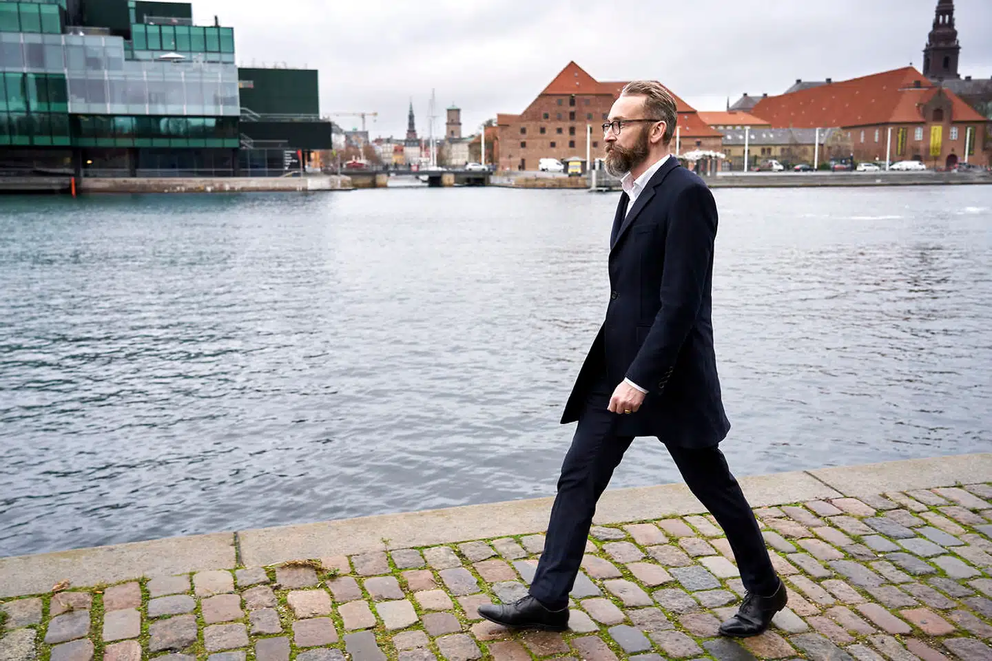 »Jeg går ofte ture langs havnen. Dels fordi jeg kan lide det, og dels fordi vi har en hund i familien,« siger Ole Birk Olesen, der bor mellem BLOX og Langebro med udsigt til både det nye og det gamle København.