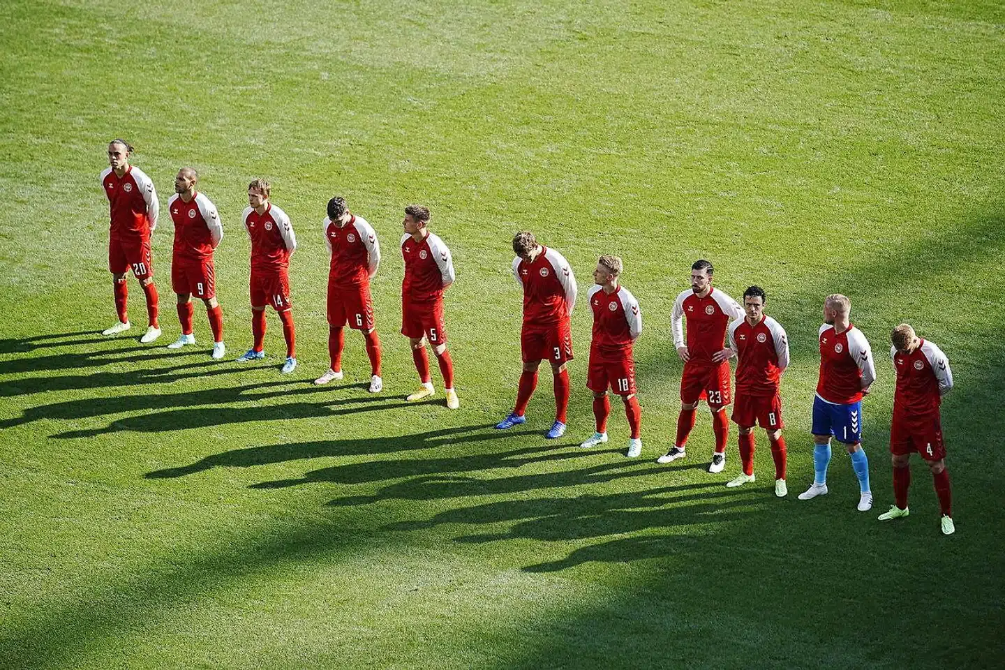 »DBU og især landsholdspillerne og træneren er kommet i en klemme, de aldrig burde være kommet i. (...) Det er på tide, at nogen hjælper dem ud og videre. Ved at finde et nyt sted at spille VM. Det må være budskabet til Qatar,« skriver Jon Stephensen.