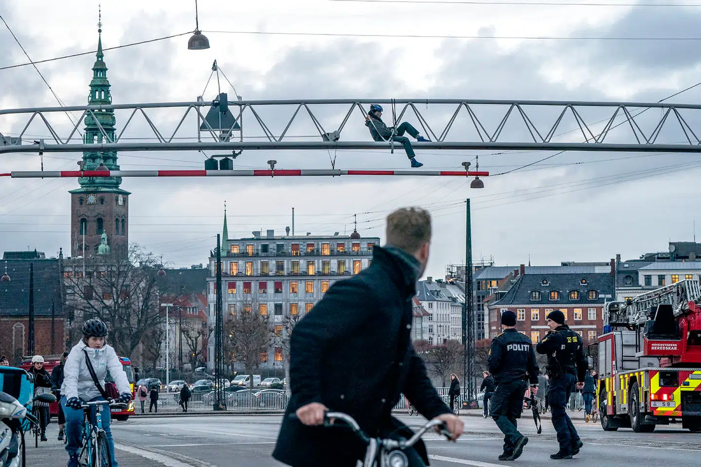Aktivister fra klimabevægelsen Extinction Rebellion blokerer Knippelsbro i protest mod "forbrugsfesten" Black Friday.