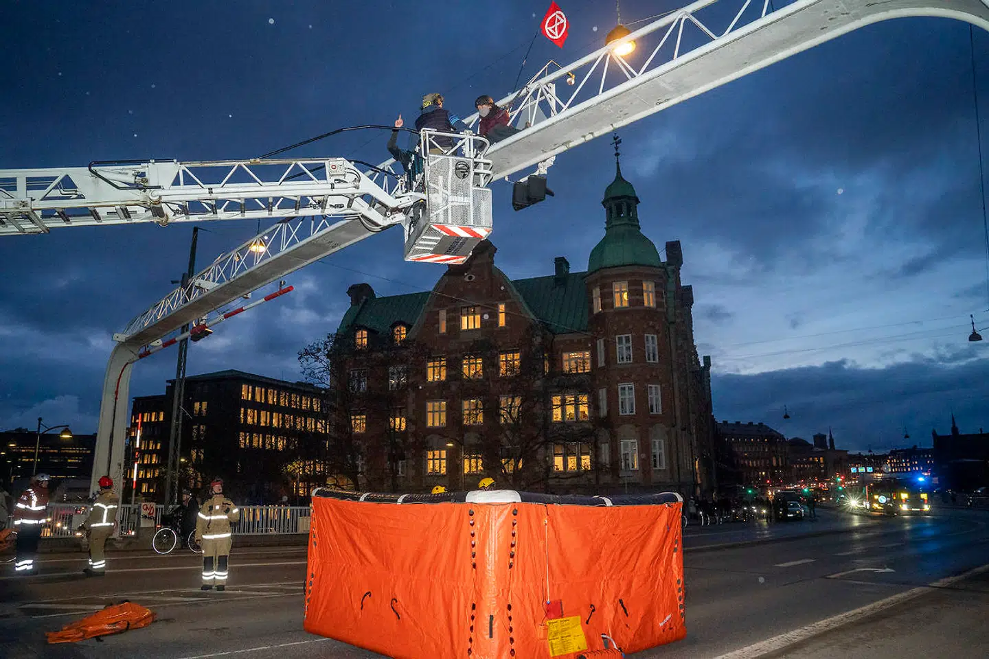 Københavns brandvæsen stod klar med en redningspude, der kunne redde personerne ved et fald fra broen.
