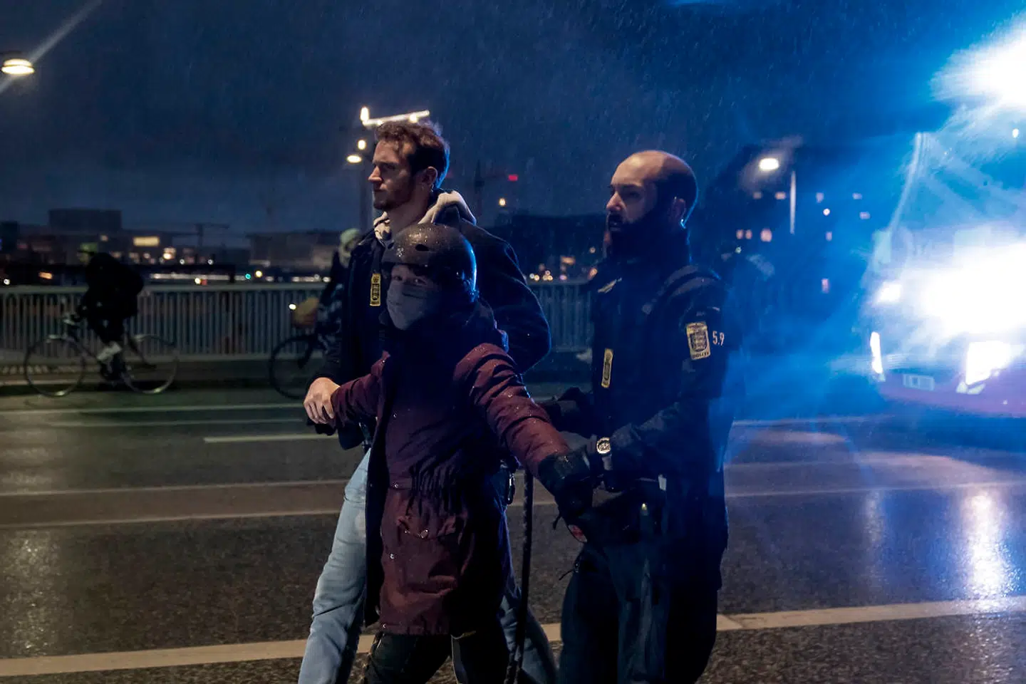 Politiet fik til sidst aktivisterne ned fra broen, hvorefter de blev anholdt.