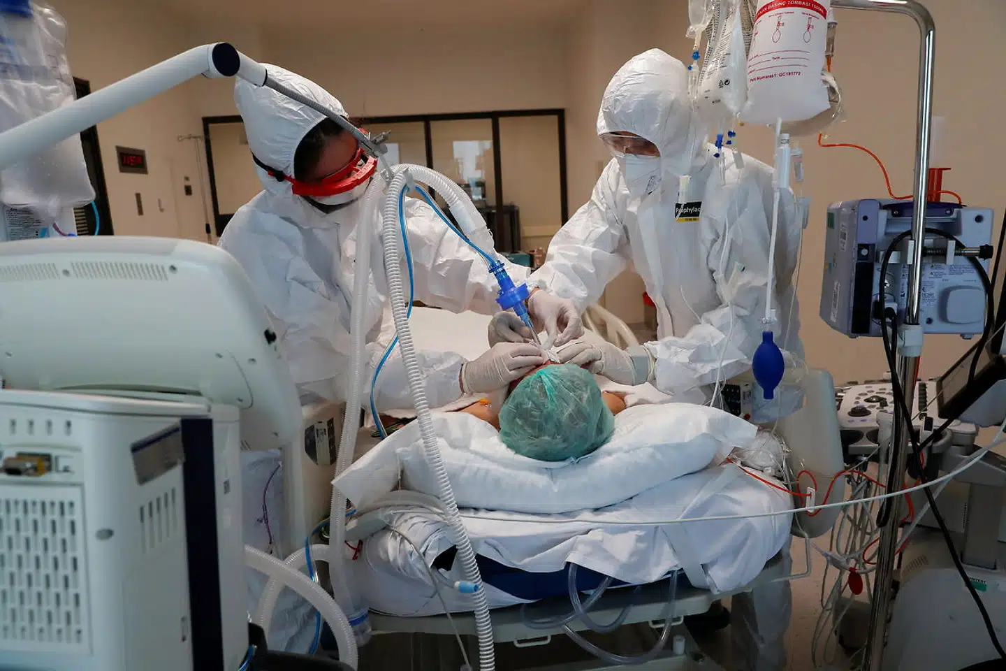 Bekymringen vokser over hele verden for den nye covid-19 variant B.1.1.529, som nu er påvist i blandt andet Afrika, Israel og Belgien.