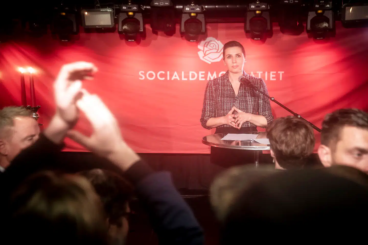 »Mette Frederiksen har stillet hjørneflagene på Dansk Folkepartis hjemmebane. Det er dér, Socialdemokraterne vil spille. Det er dér, de vil vinde,« skriver Zenia Stampe.