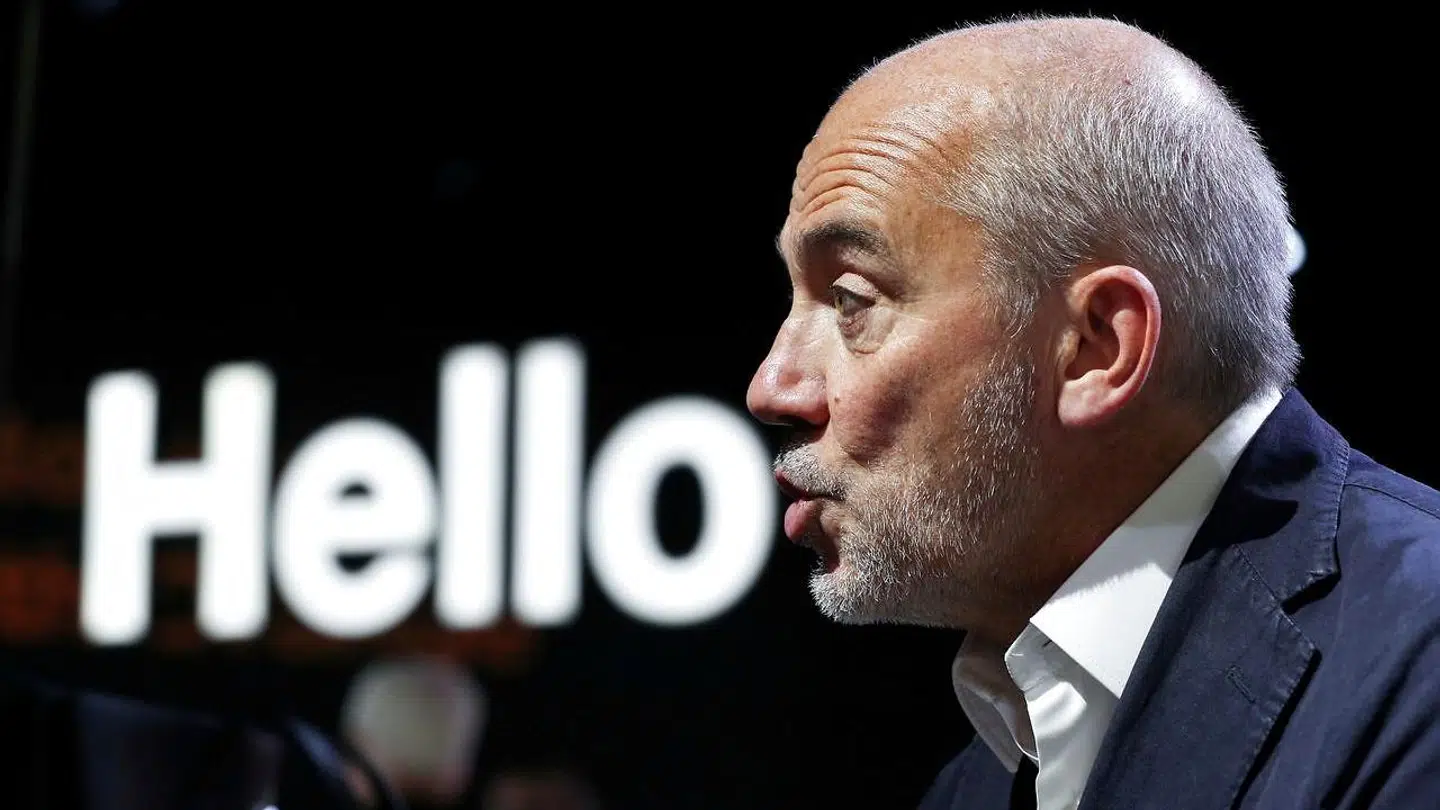 Topchefen for den franske telegigant Orange, Stéphane Richard, har sagt op efter at have fået en betinget dom, som han nu anker.