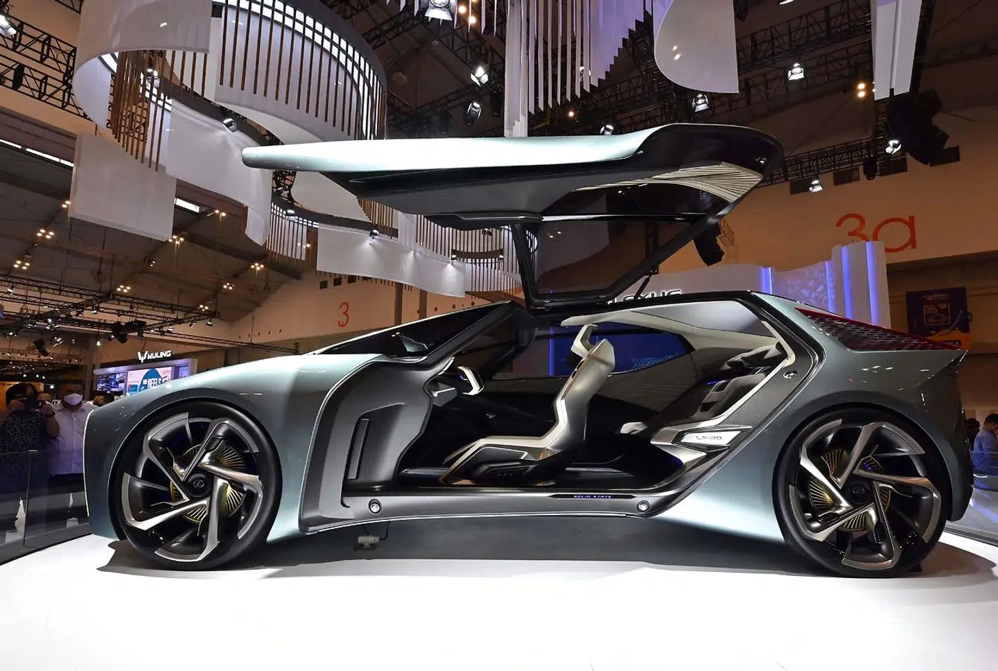 Skulle man få lyst til at købe en Toyotas nyeste luksusbiler af mærket Lexus, her fotograferet på en biludstilling i Tangerang i Indonesien 15. november i år, er det godt at vide, at garantien nu er udvidet til ti år. Den tiårige garanti gælder dog ikke kun Toyotas luksusmodeller.