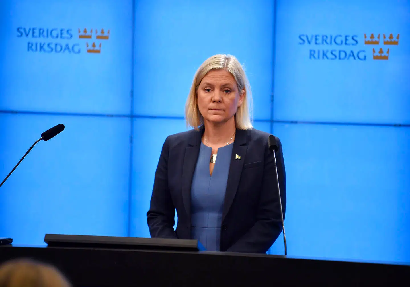 Magdalena Andersson var tydeligt mærket, da hun onsdag eftermiddag trådte tilbage som statsminister, endnu inden hun formelt var tiltrådt. Nu skal parlamentet igen stemme om, hvem der skal være statsminister.