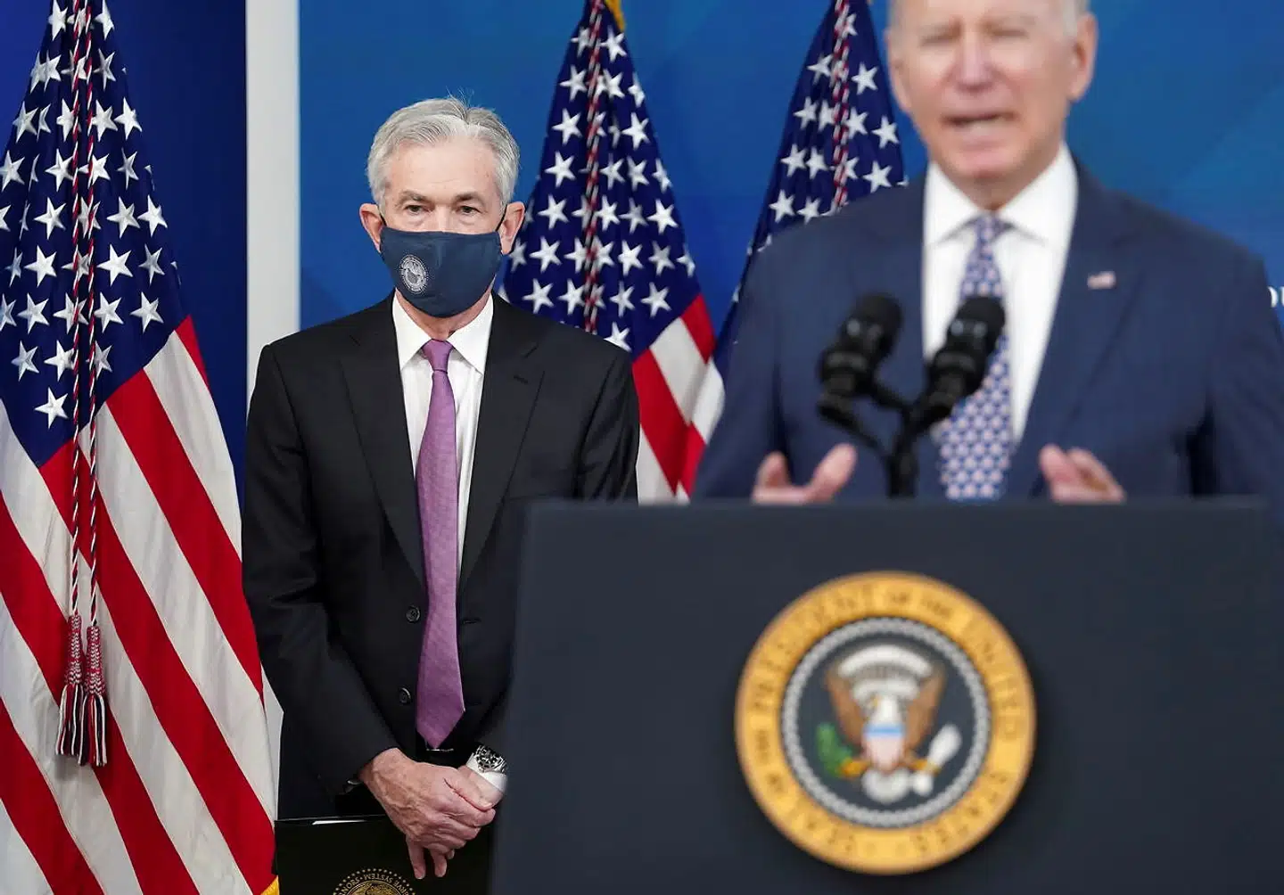 Jerome Powell (tv.) får fire år mere som chef for den amerikanske centralbank. Det tolker markedet, som at centralbanken snart strammer op i pengepolitikken, og det har sendt renterne i vejret.