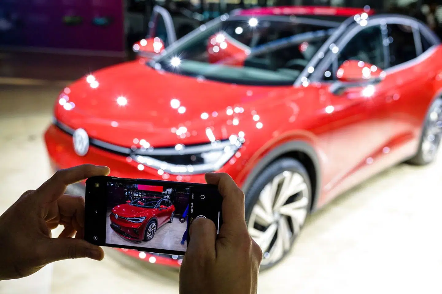 Tiden er kommet til at købe en elbil. Sådan er der sikkert mange danskere, som tænker i øjeblikket. Men forsyningskrisen giver ventetid på danskernes køb af en ny bil. Næsten halvdelen af de danskere, som er ude og købe ny bil, må vente længere tid på at få den, end de regner med.