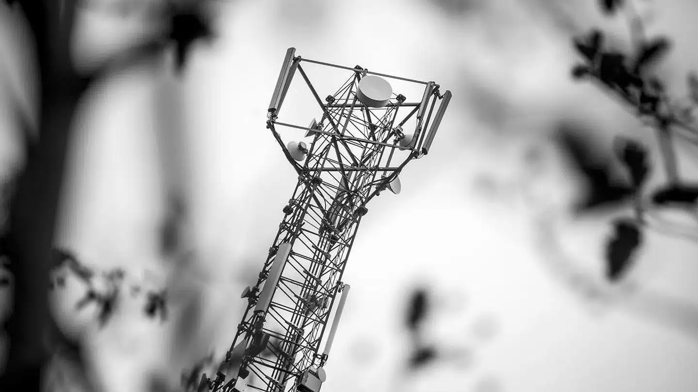 Regeringen har kæmpet for at kunne fortsætte den omfattende overvågning af danskernes tale- og internetdata fra mobilnet og faste forbindelser. Regeringen får nu opbakning fra Venstre og De Konservative, så der er flertal for den nye lovgivning, som Justitsministeriet selv vurderer på ny kan bringe Danmark i karambolage med EU-Domstolen.