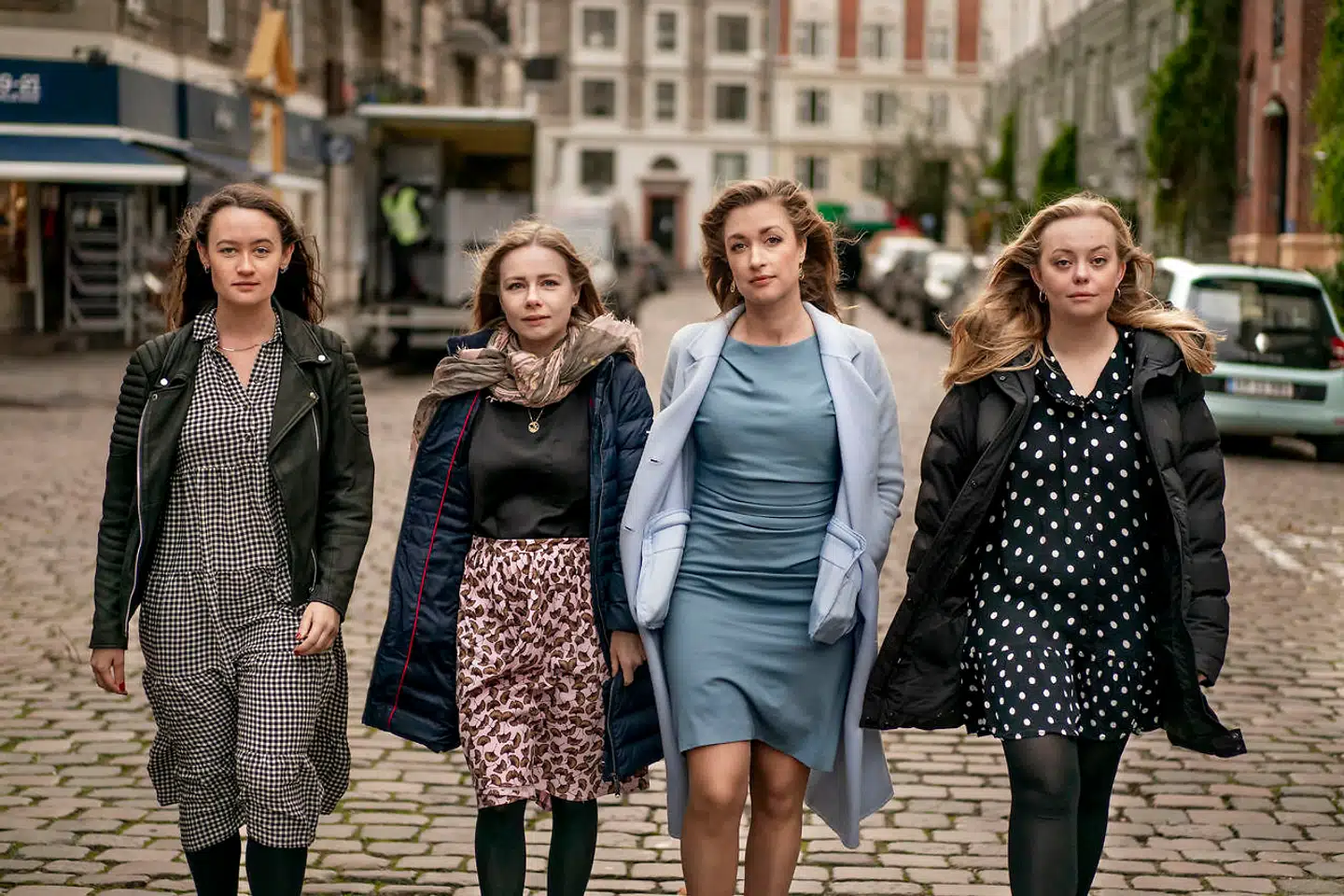 Jeg tror på, at den nye generation af kvinder i dansk politik vil bryde en mur og sørge for, at magten får nye og forskellige ansigter. Det er der nemlig behv for, mener Karen Bro. På billedet ses de fire initiativtagere bag #EnBlandtOs. Fra venstre: Freja Fokdal (RV), Sigrid Friis Proschowsky (RV), Camilla Søe (V) og Maria Gudme (S).