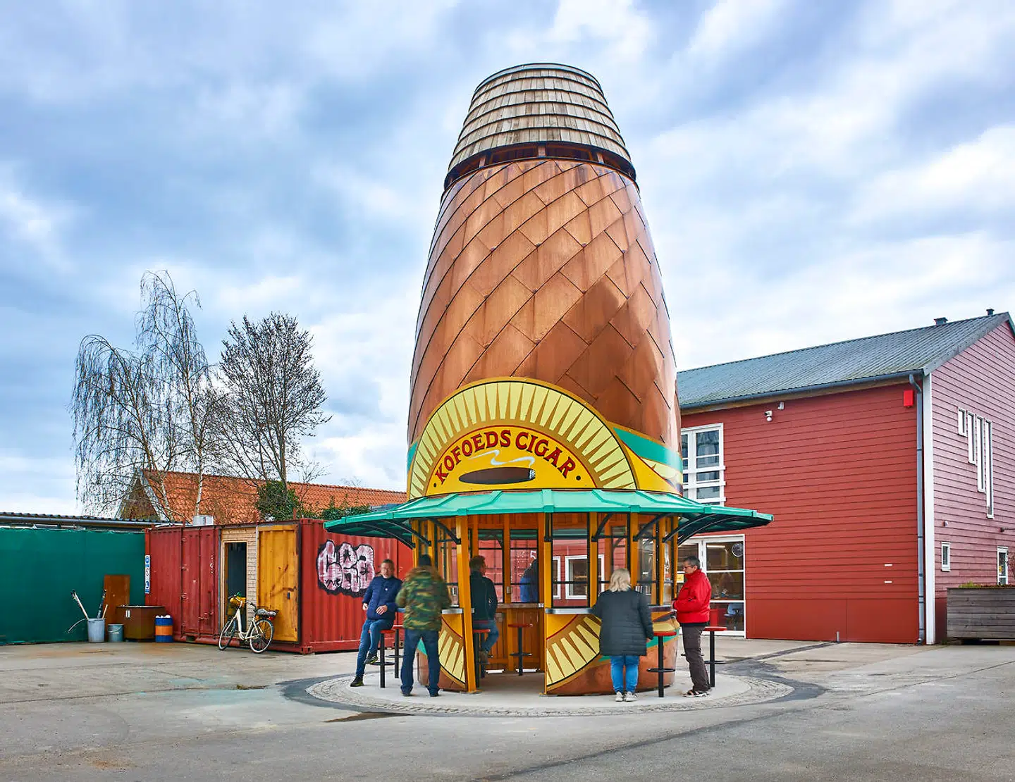 »Kofoeds Cigar« læner sig muntert op ad roadside architecture – både i husets ånd og i det konkrete formål, bygningen har.