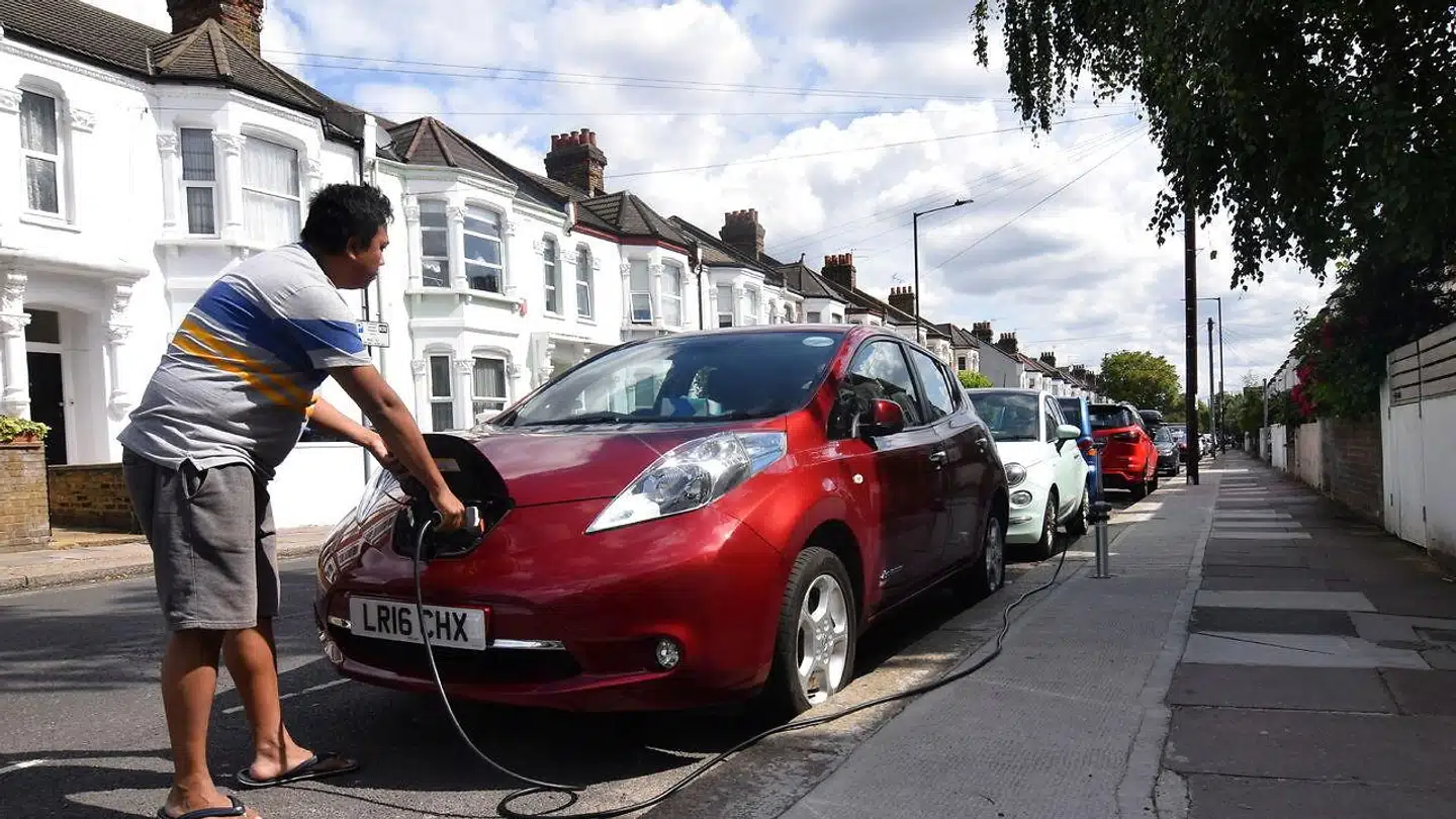 Det skal gøres lettere at få ladet elbilen op. Derfor indfører Storbritannien nu krav om oplademulighed i alle nybyggerier.