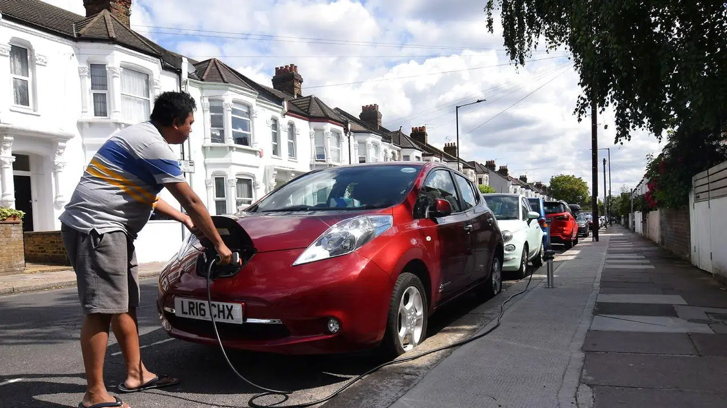 Det skal gøres lettere at få ladet elbilen op. Derfor indfører Storbritannien nu krav om oplademulighed i alle nybyggerier.