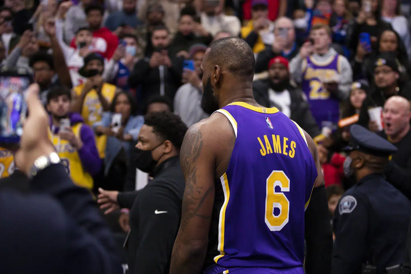 36-årige LeBron James misser tirsdagens kamp mod New York Knicks for Los Angeles Lakers, efter han har fået én spilledags karantæne. Raj Mehta/Ritzau Scanpix