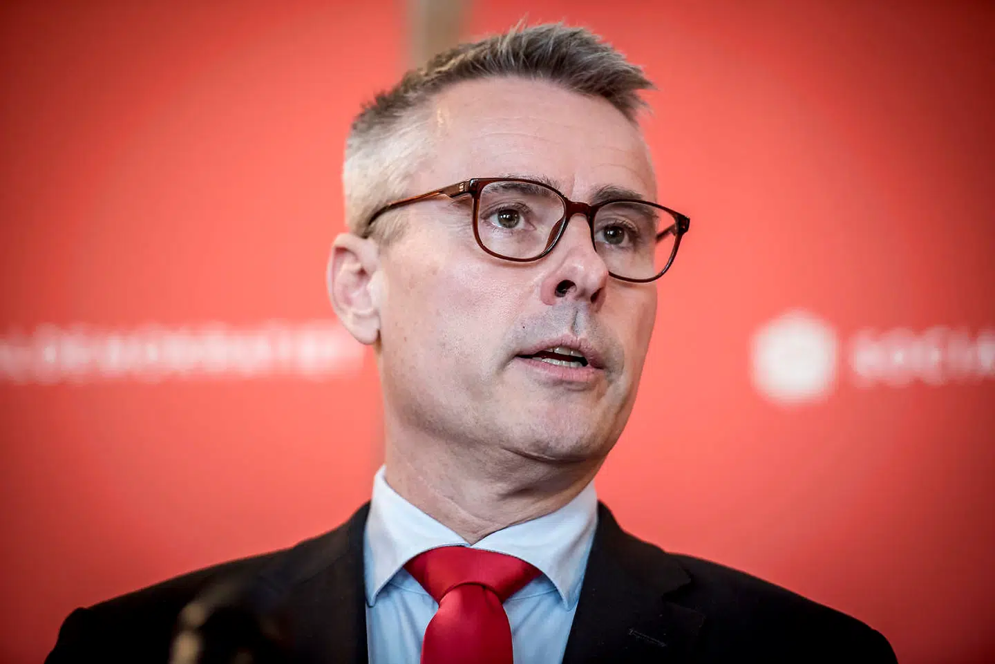 I næsten 20 år var Henrik Sass Larsen medlem af Folketinget for Socialdemokratiet, før han i 2019 tog springet og blev direktør i brancheforeningen Aktive Ejere, hvor han repræsenterer landets kapitalfonde.