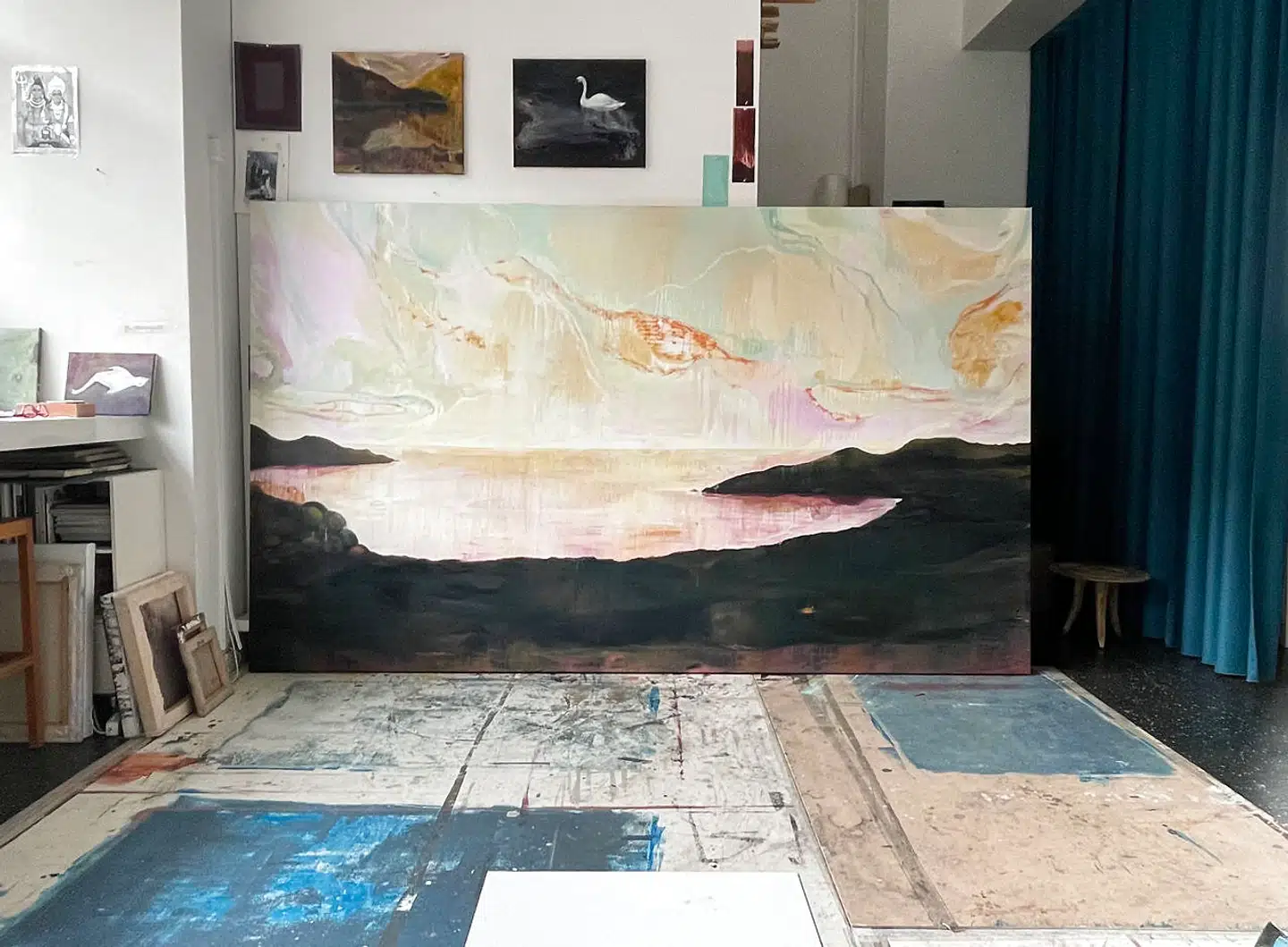 Maleri i proces i Cathrine Raben Davidsens studio.