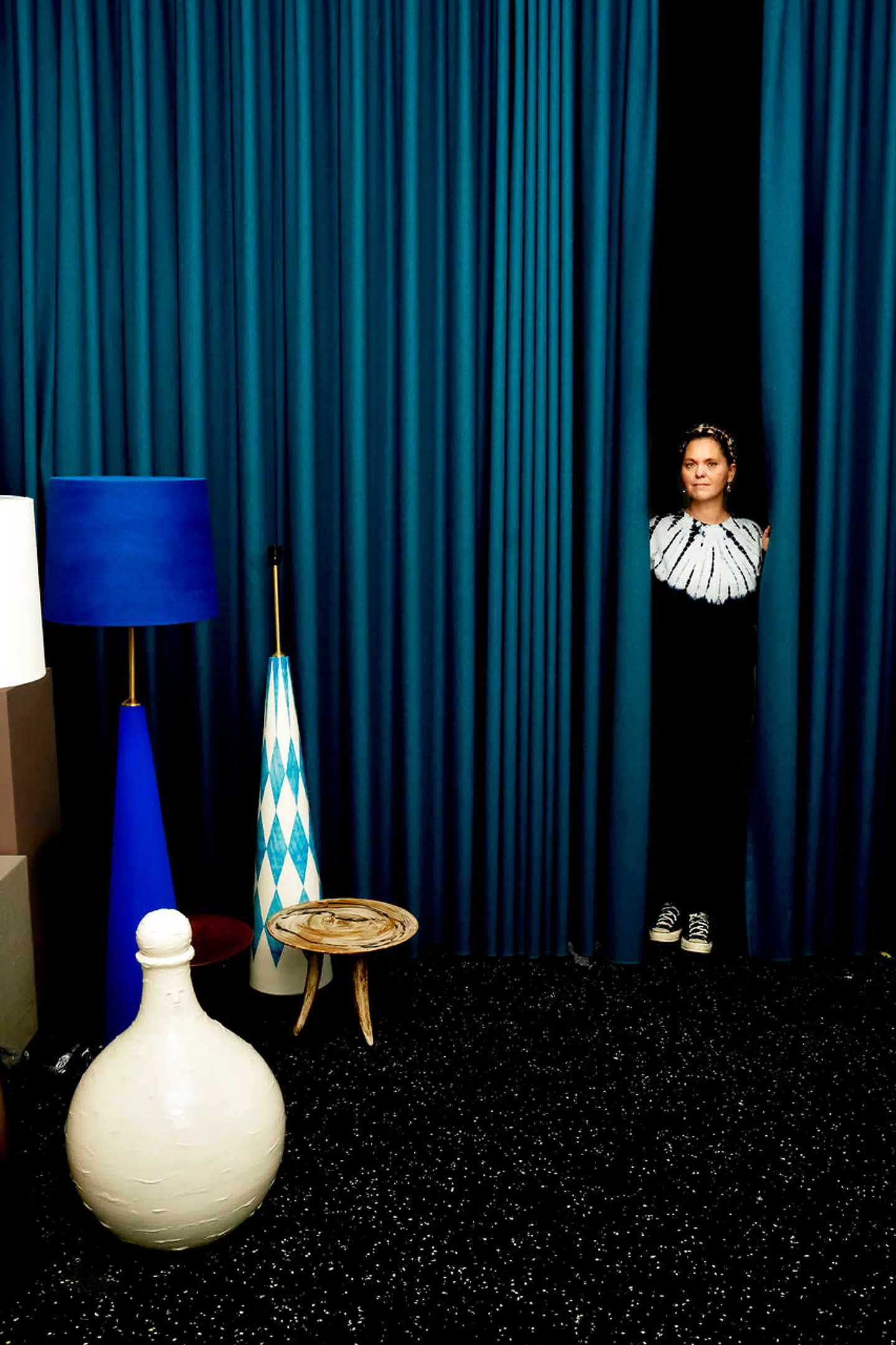 »Jeg er ikke en kunstner, der kan stå og arbejde fem dage om ugen på malerierne og kan godt lide at udvikle nye ting. Lamperne er et sideprojekt, jeg synes er ret spændende. Jeg sælger dem primært til high end design-gallerier- og forretninger i Italien og USA.«