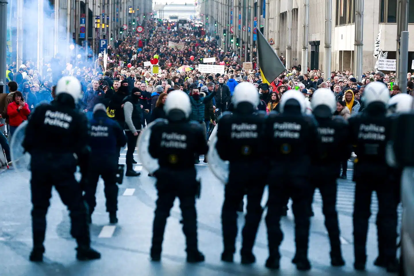 Voldsomt stigende smitte får myndighederne i flere europæiske lande til at øge presset på de ikkevaccinerede, men det har ført til demonstrationer som her i Bruxelles.