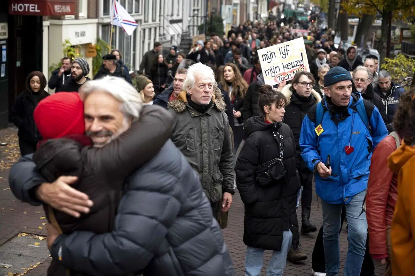 Demonstration i Amsterdam i weekenden, selv om den egentlig var blevet aflyst som følge af de voldelige uroligheder i Rotterdam.
