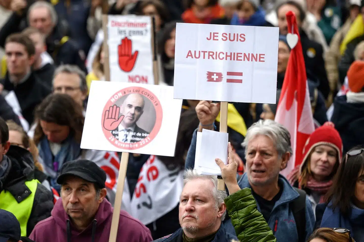 En demonstration i Lausanne i Schweiz, hvor man ligesom nabolandene Tyskland og Østrig i øjeblikket oplever stigende smittetal, samtidig med at myndighederne kæmper med at få befolkningen til at lade sig vaccinere.