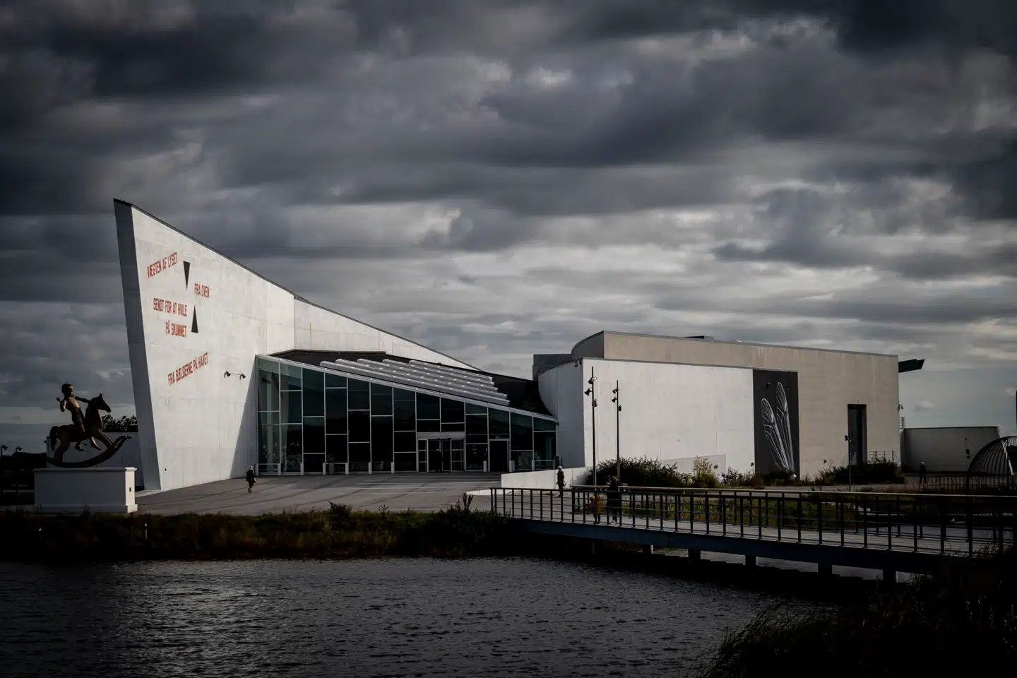 Direktionen og bestyrelsen på kunstmuseet Arken i Ishøj modtog fredag et anonymt klagebrev om dårligt arbejdsmiljø. Brevet er underskrevet af 20 medarbejdere.