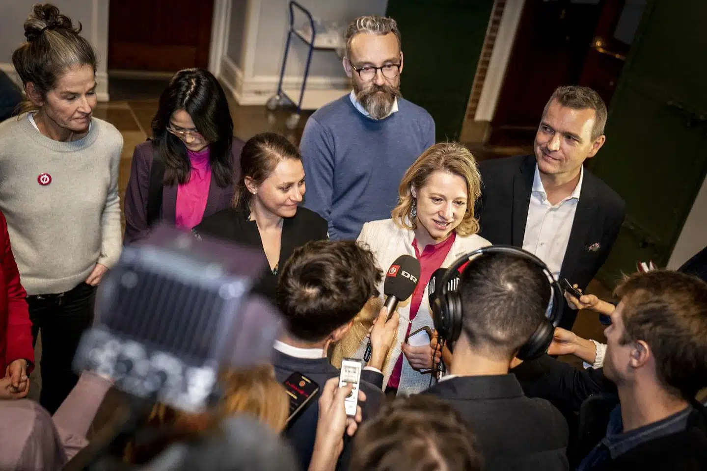 »Valgprocenten var noget lavere. Det sidste tal var 67 procent. Det vil sige, at der er langt færre, som stemmer, end der er medlemmer af folkekirken eller børn i folkeskolen. Der har ellers fra mediernes side været ført en kampagne for at få danskerne til at stemme. De ved jo godt, at kommunevalg er kedeligt. Regionsrådsvalg er endnu kedeligere. Ingen aner, hvem medlemmerne er,« skriver Hans Hauge.